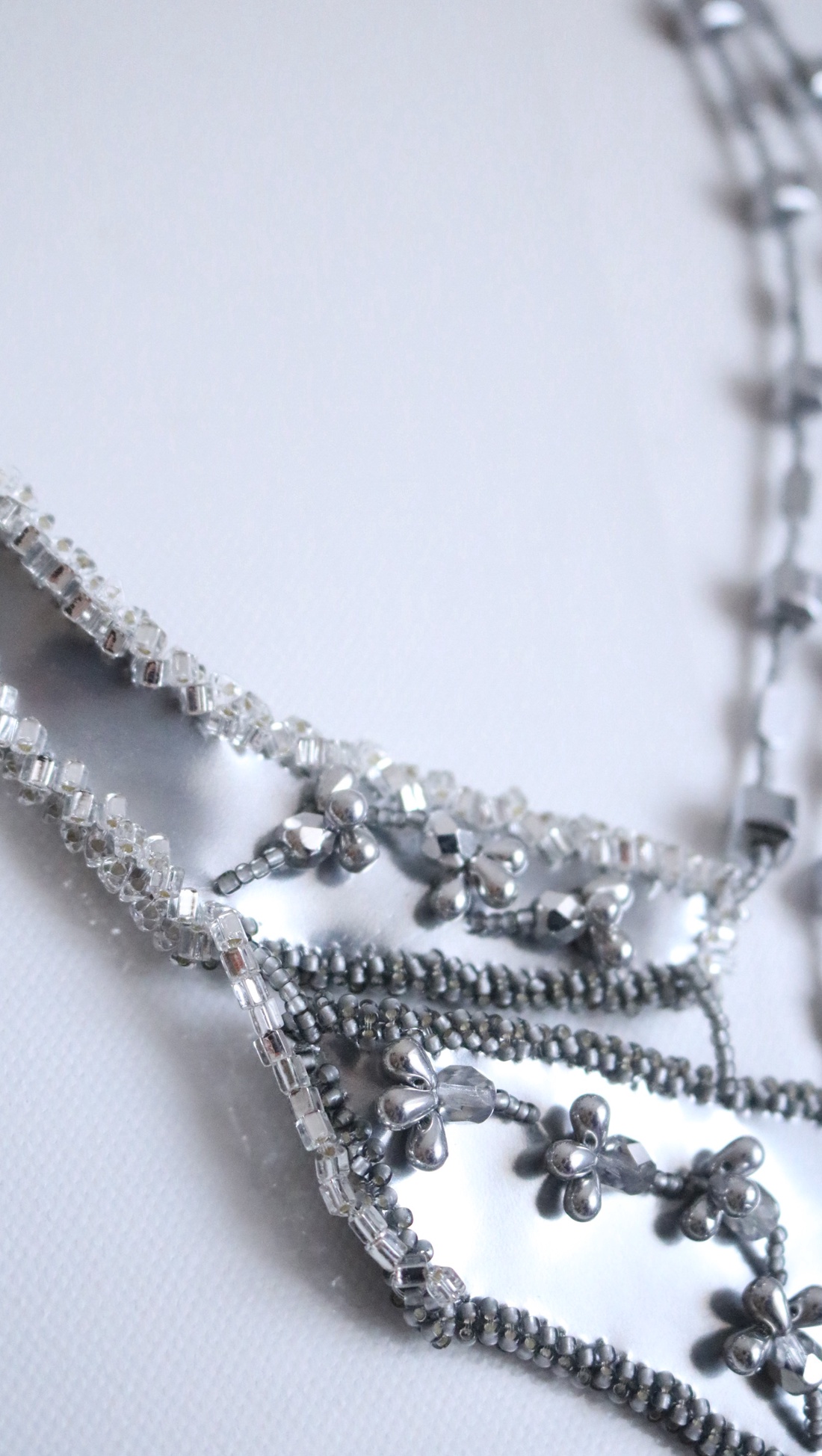 Colier statement argintiu  - bijuterii - coliere - coliere brodate - Artynos.ro