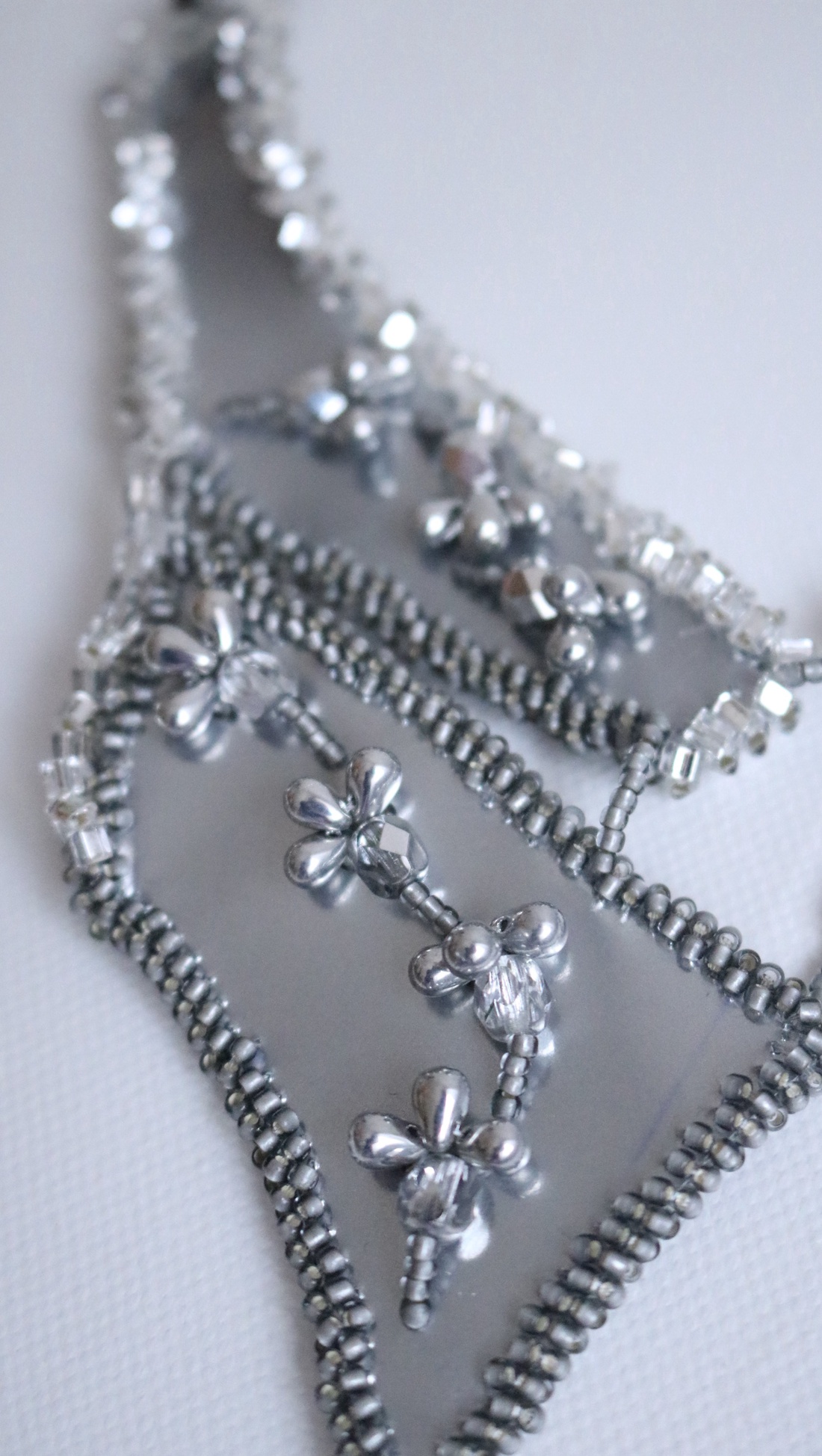 Colier statement argintiu  - bijuterii - coliere - coliere brodate - Artynos.ro