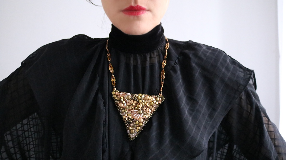 Colier statement din mărgele din sticlă și hematit - bijuterii - coliere - coliere brodate - Artynos.ro