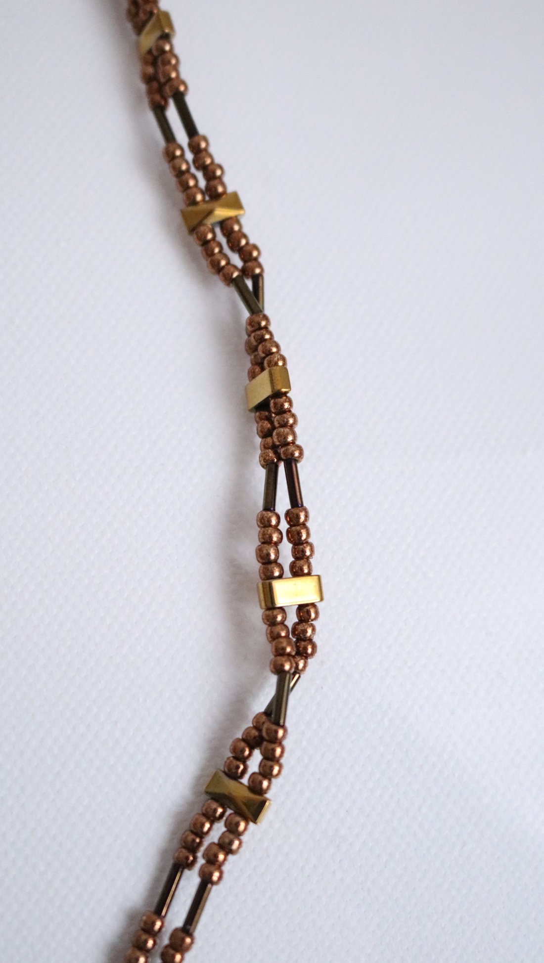 Colier statement din mărgele din sticlă și hematit - bijuterii - coliere - coliere brodate - Artynos.ro