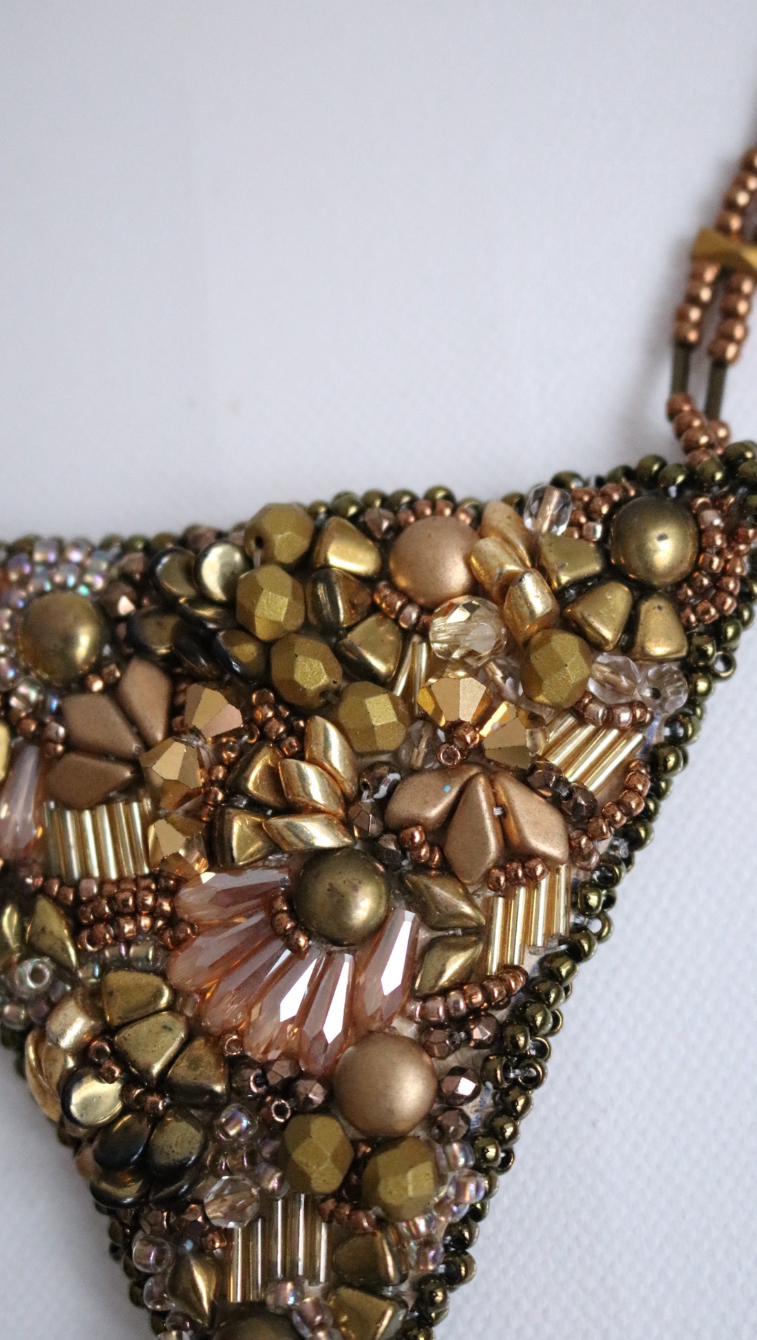 Colier statement din mărgele din sticlă și hematit - bijuterii - coliere - coliere brodate - Artynos.ro