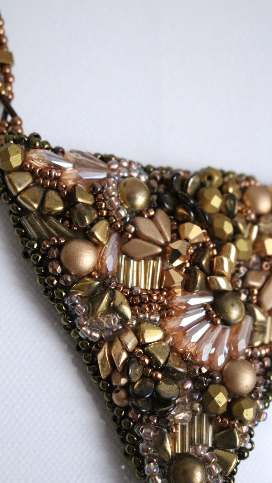 Colier statement din mărgele din sticlă și hematit - bijuterii - coliere - coliere brodate - Artynos.ro