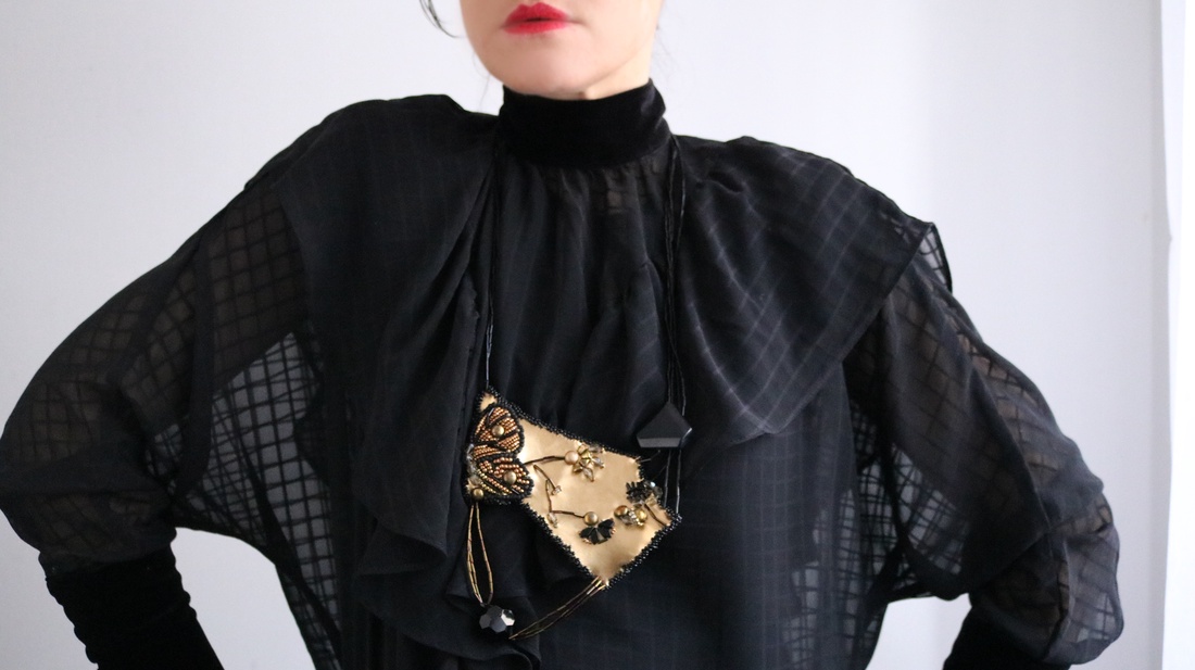 Colier statement auriu cu fluture - bijuterii - coliere - coliere din mărgele - Artynos.ro