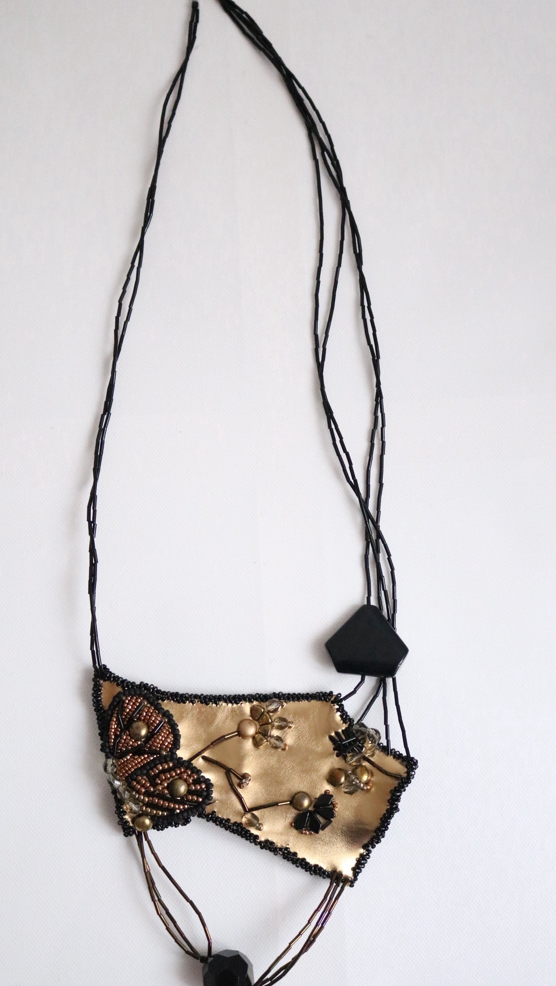 Colier statement auriu cu fluture - bijuterii - coliere - coliere din mărgele - Artynos.ro