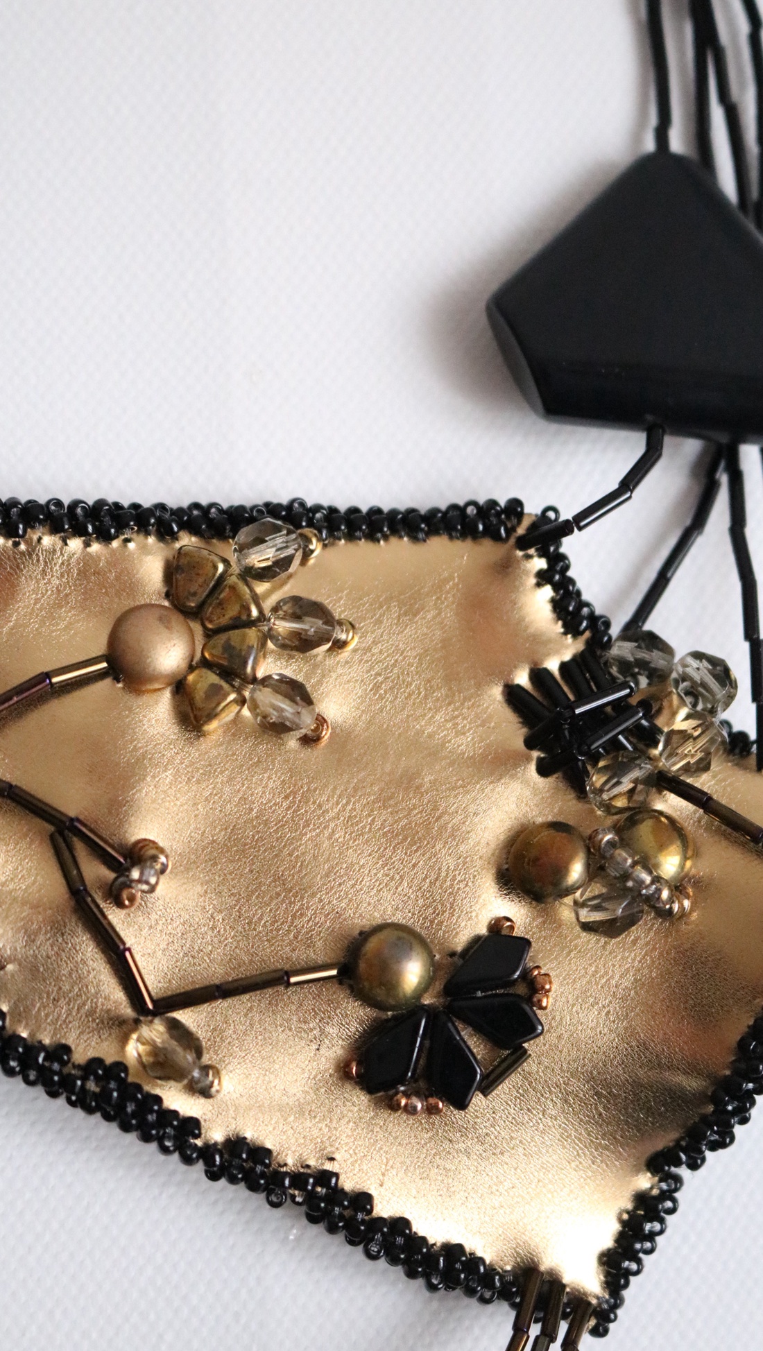 Colier statement auriu cu fluture - bijuterii - coliere - coliere din mărgele - Artynos.ro