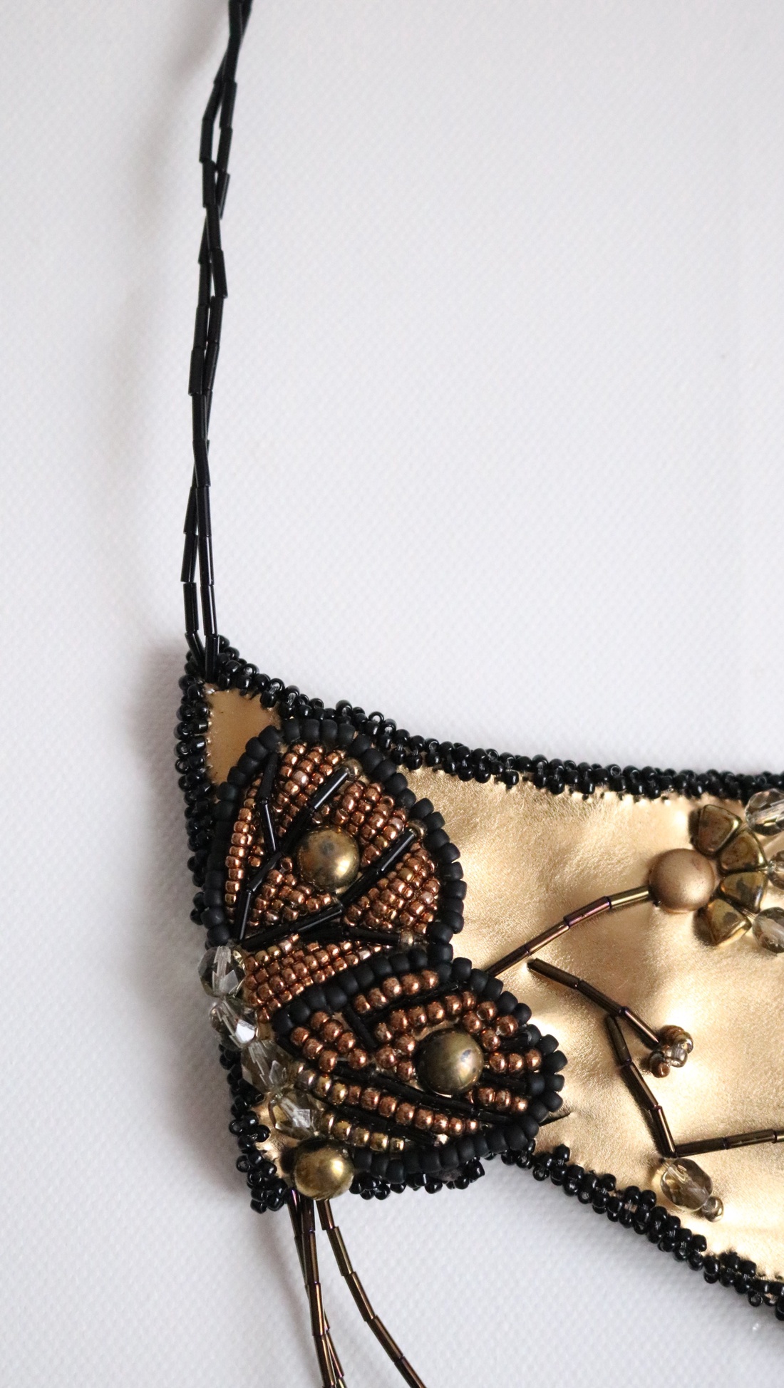 Colier statement auriu cu fluture - bijuterii - coliere - coliere din mărgele - Artynos.ro