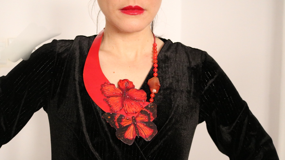 Colier cu fluture și hibiscus - bijuterii - coliere - coliere cu pandative - Artynos.ro