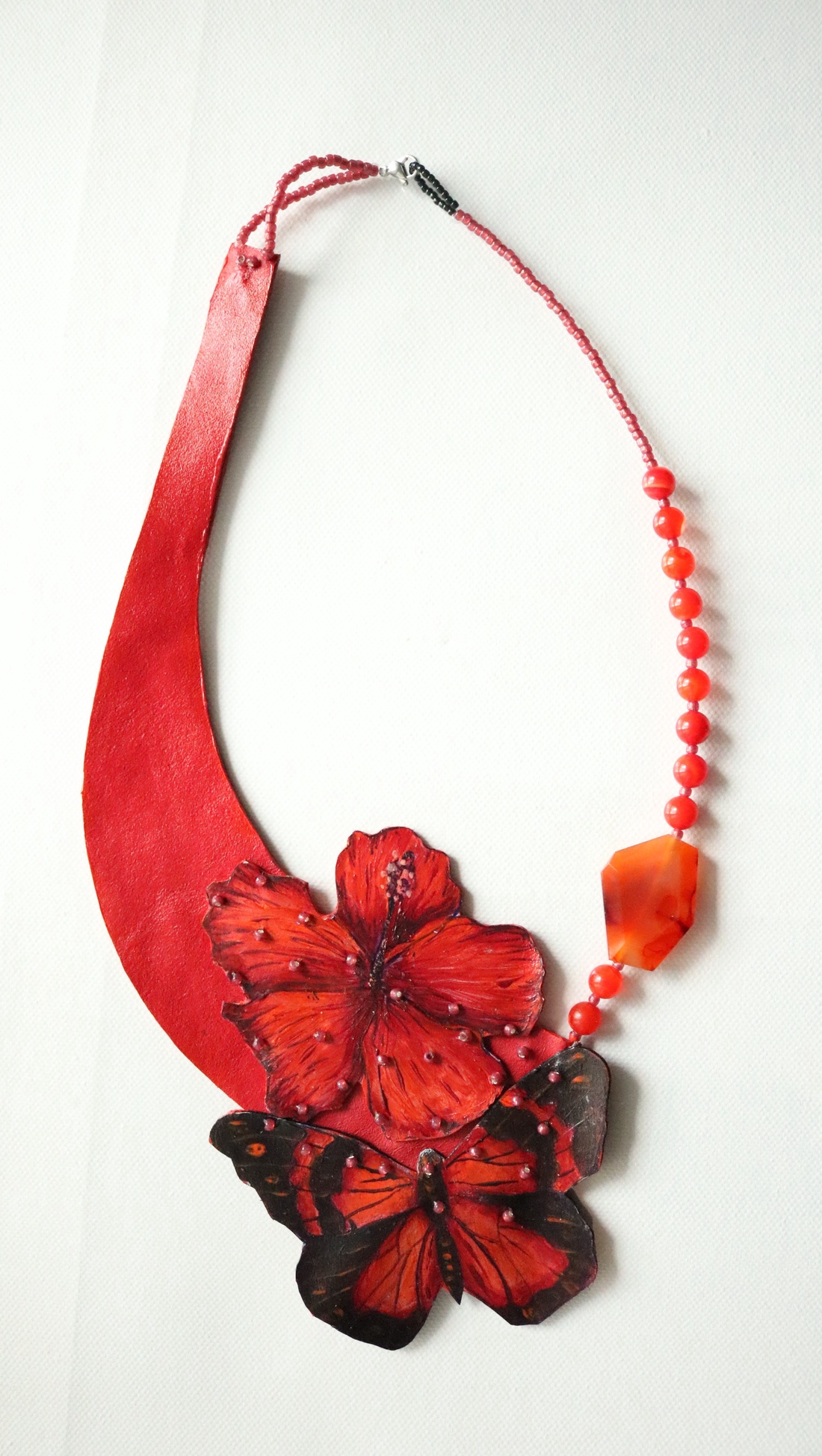 Colier cu fluture și hibiscus - bijuterii - coliere - coliere cu pandative - Artynos.ro