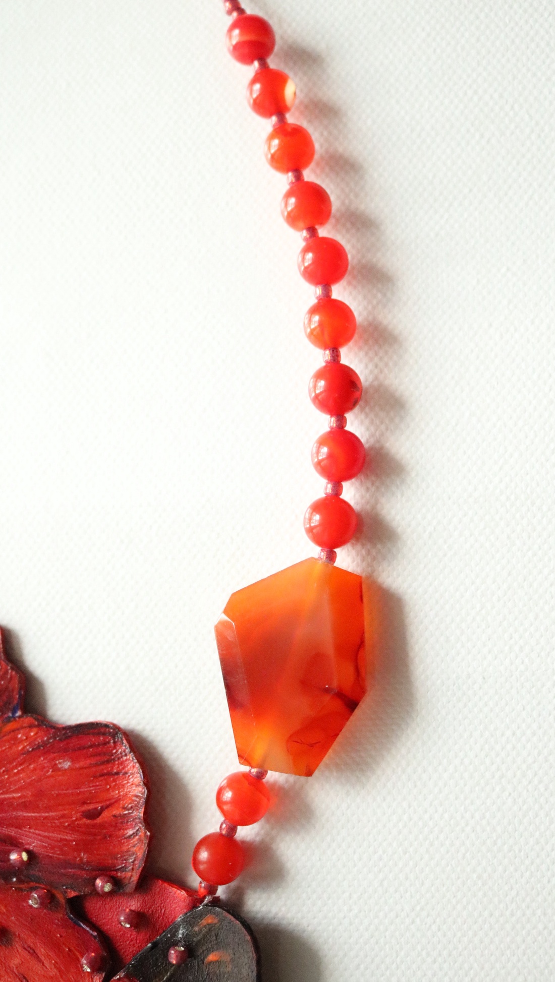 Colier cu fluture și hibiscus - bijuterii - coliere - coliere cu pandative - Artynos.ro