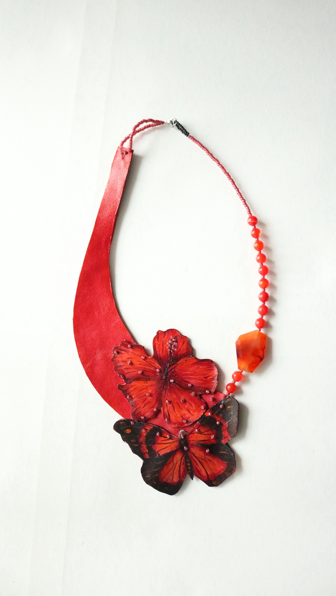 Colier cu fluture și hibiscus - bijuterii - coliere - coliere cu pandative - Artynos.ro