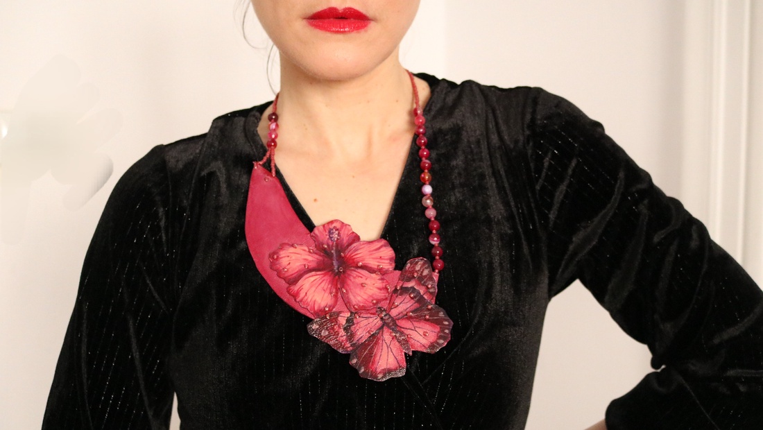 Colier cu fluture și hibiscus  - bijuterii - coliere - coliere cu pandative - Artynos.ro