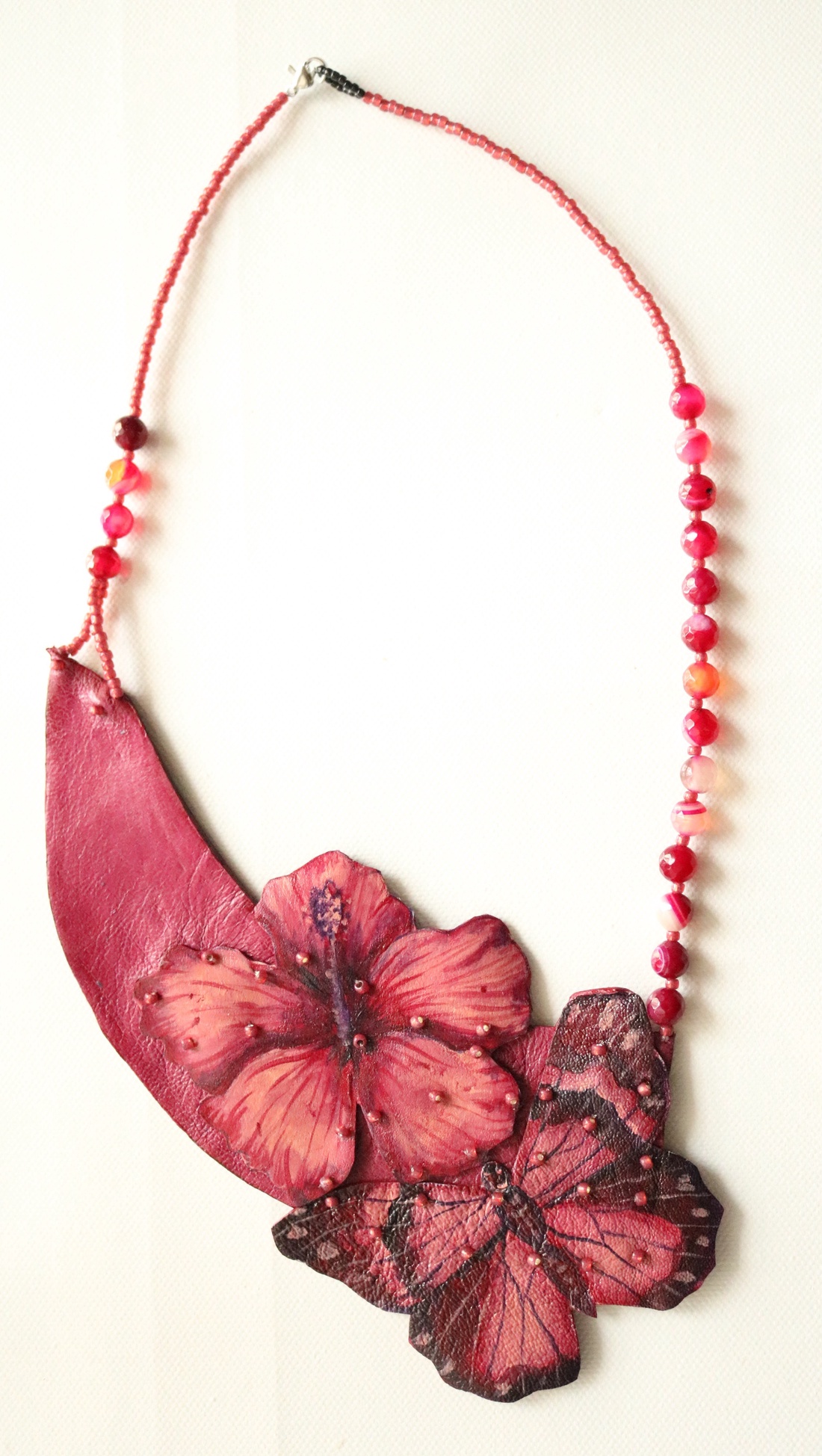 Colier cu fluture și hibiscus  - bijuterii - coliere - coliere cu pandative - Artynos.ro