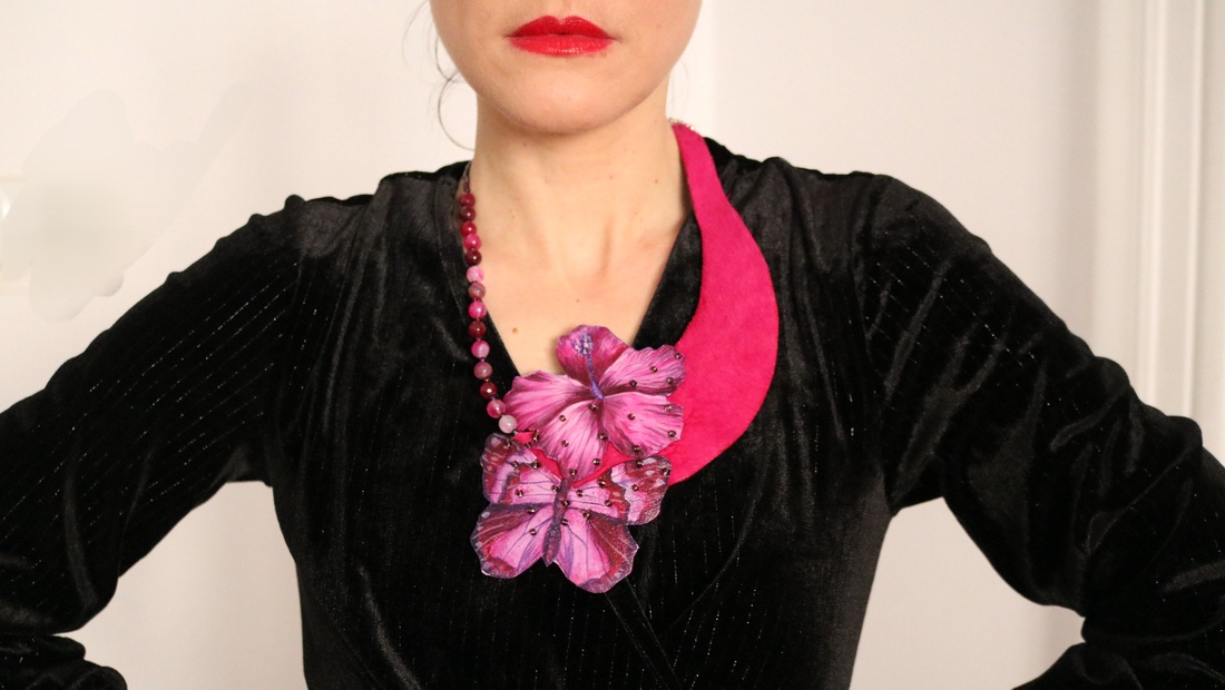 Colier cu fluture și hibiscus  - bijuterii - coliere - coliere cu pandative - Artynos.ro