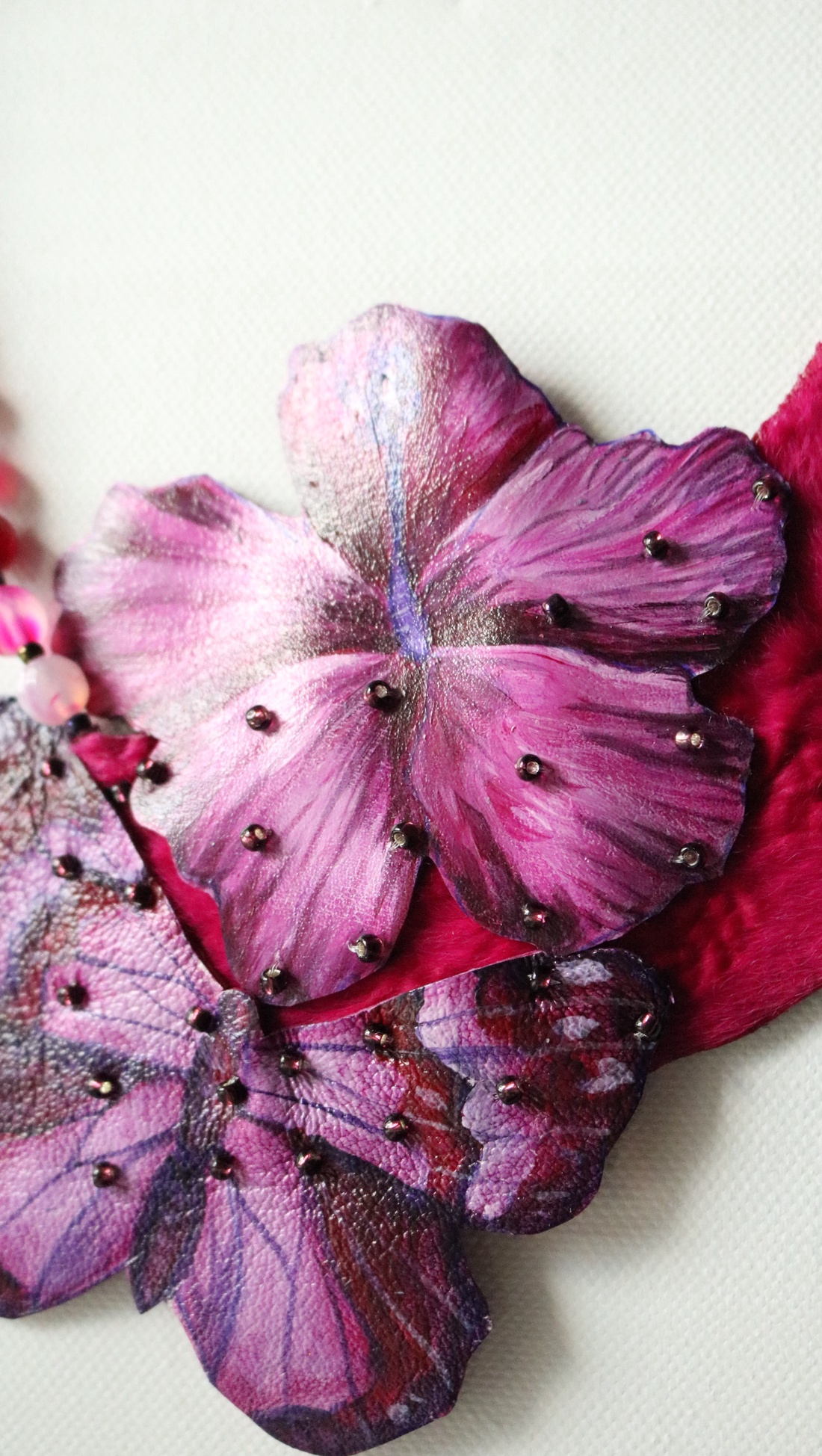 Colier cu fluture și hibiscus  - bijuterii - coliere - coliere cu pandative - Artynos.ro