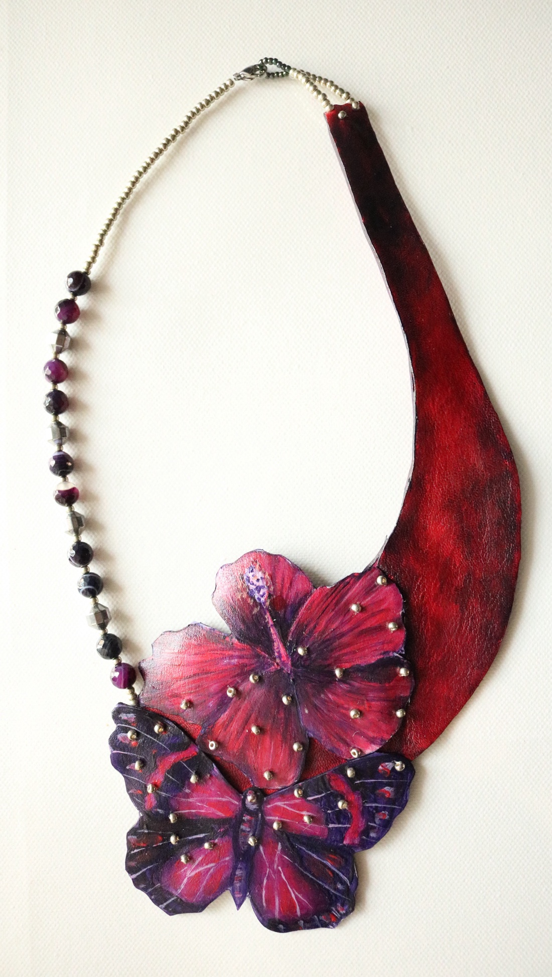 Colier cu fluture și hibiscus  - bijuterii - coliere - coliere din mărgele - Artynos.ro