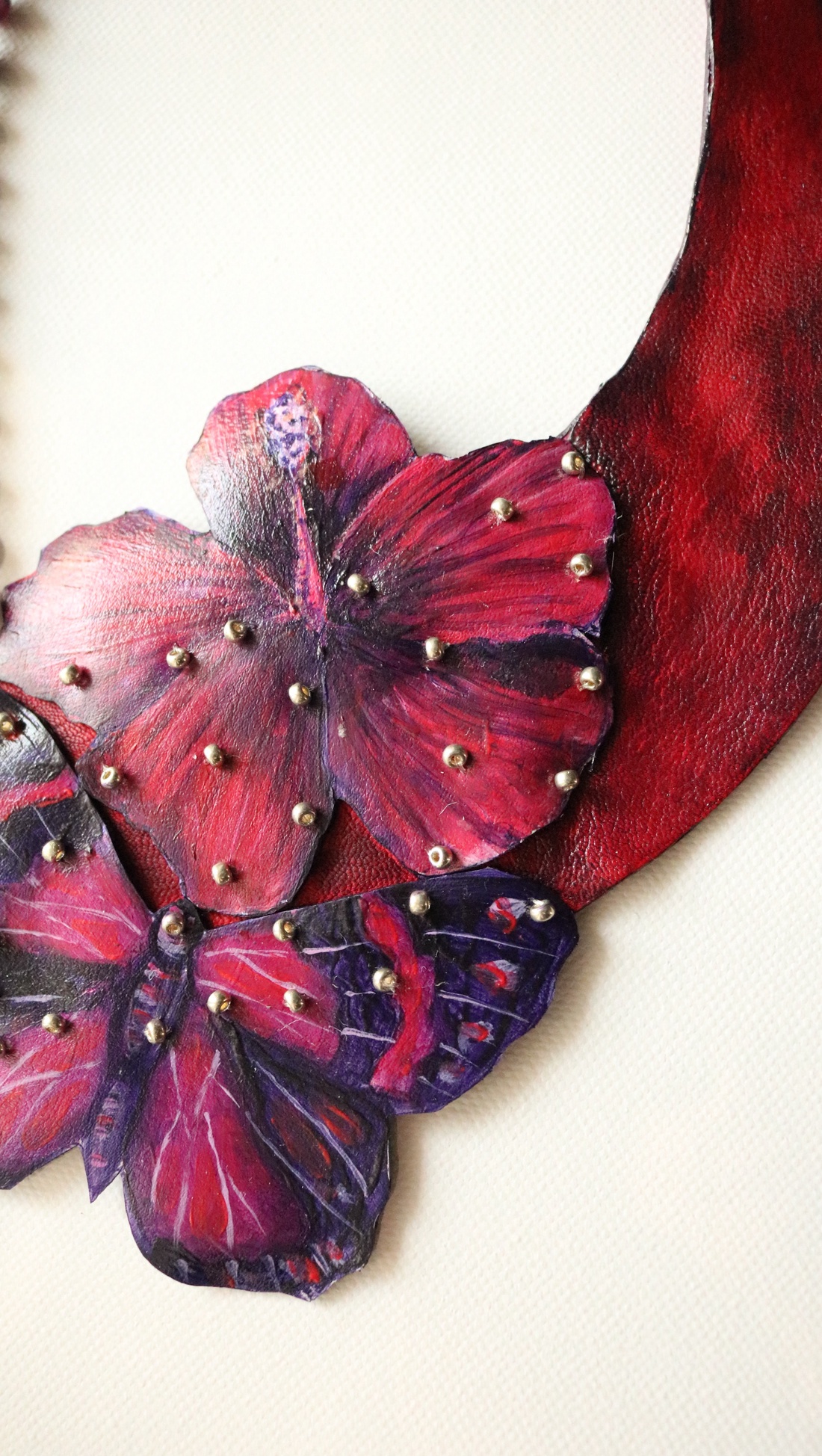 Colier cu fluture și hibiscus  - bijuterii - coliere - coliere din mărgele - Artynos.ro