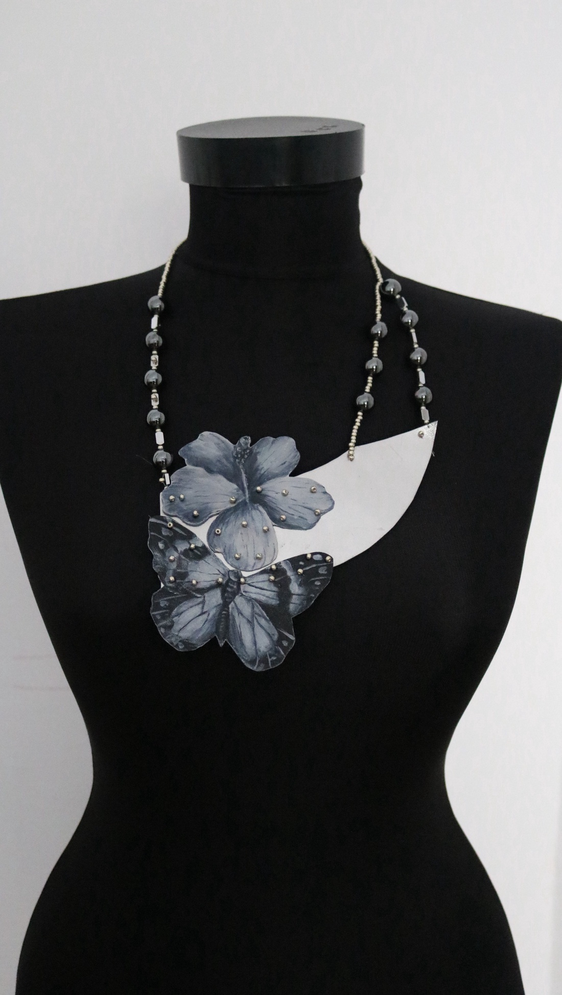 Colier statement argintiu cu fluture si hibiscus - bijuterii - coliere - coliere din pietre semiprețioase - Artynos.ro