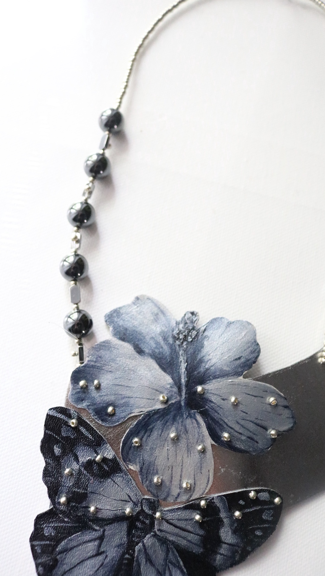 Colier statement argintiu cu fluture si hibiscus - bijuterii - coliere - coliere din pietre semiprețioase - Artynos.ro