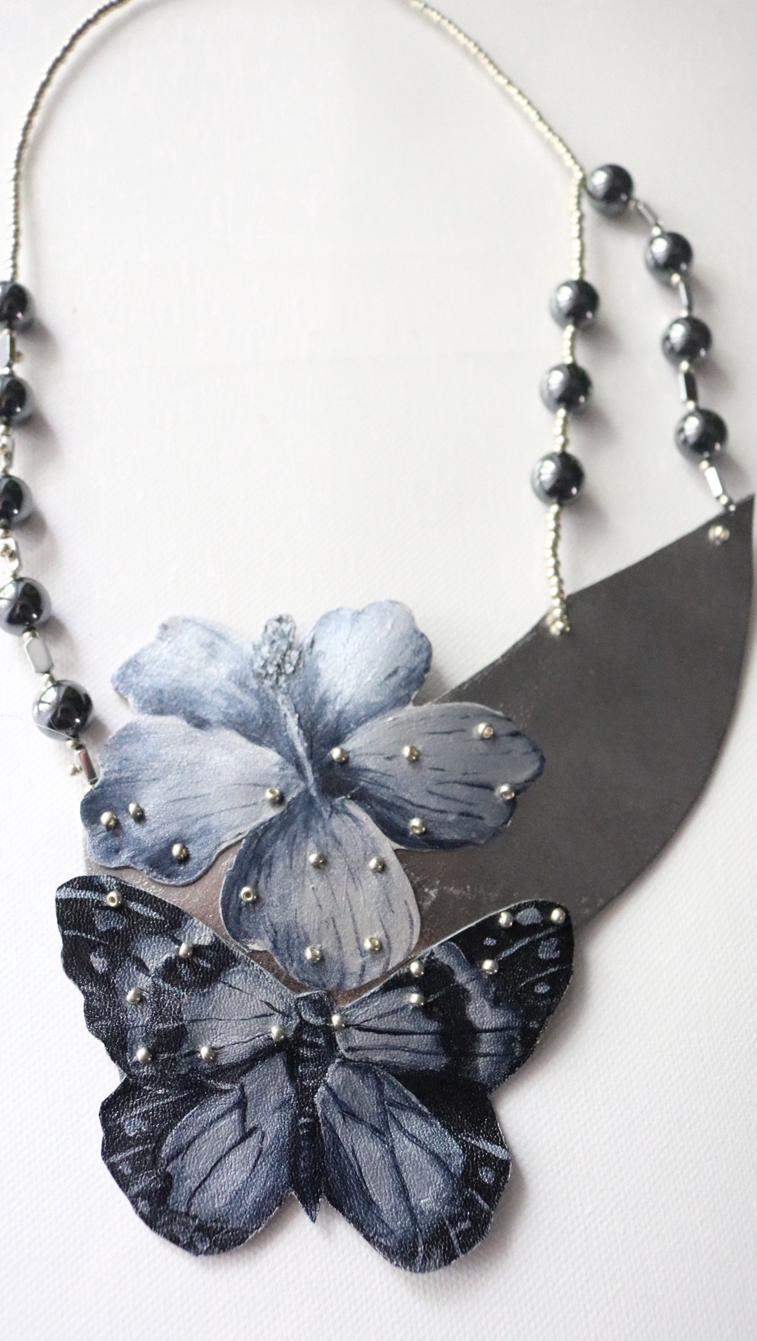 Colier statement argintiu cu fluture si hibiscus - bijuterii - coliere - coliere din pietre semiprețioase - Artynos.ro