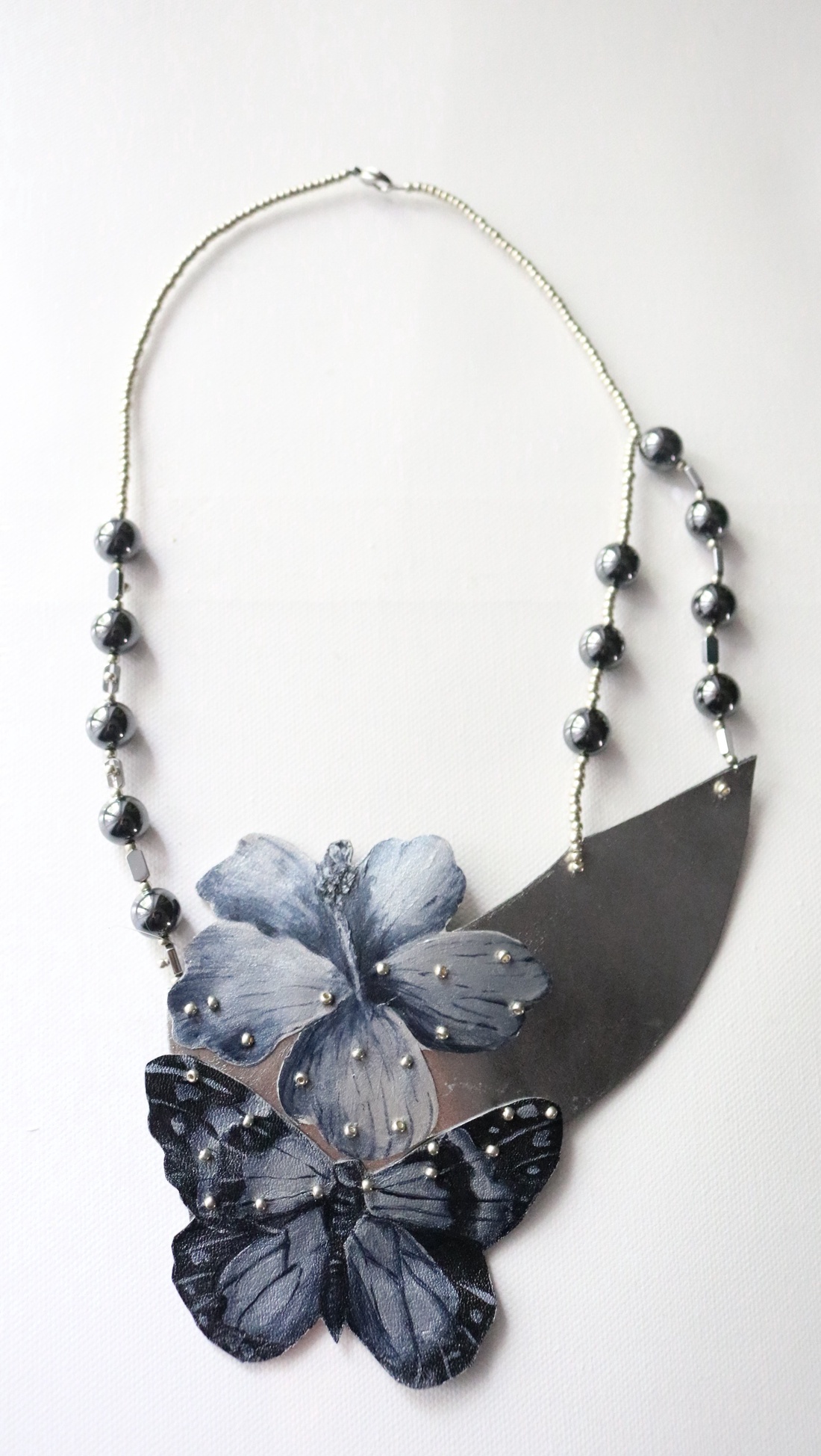 Colier statement argintiu cu fluture si hibiscus - bijuterii - coliere - coliere din pietre semiprețioase - Artynos.ro