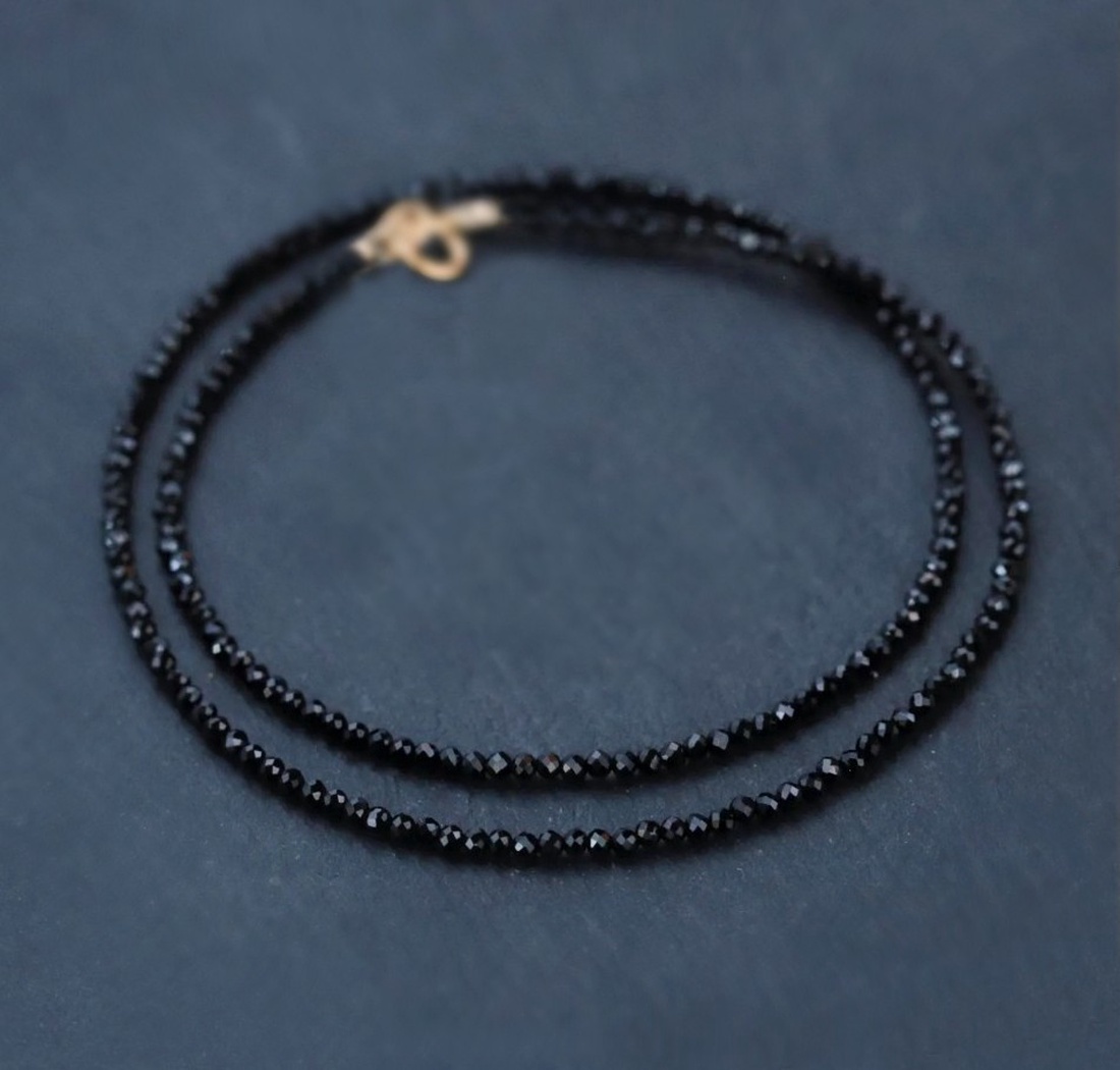 Colier minimalist din spinel negru fatetat si aur filat - bijuterii - coliere - coliere cu mărgele - Artynos.ro Colier minimalist din spinel negru fatetat si aur filat - bijuterii - coliere - coliere cu mărgele - Artynos.ro