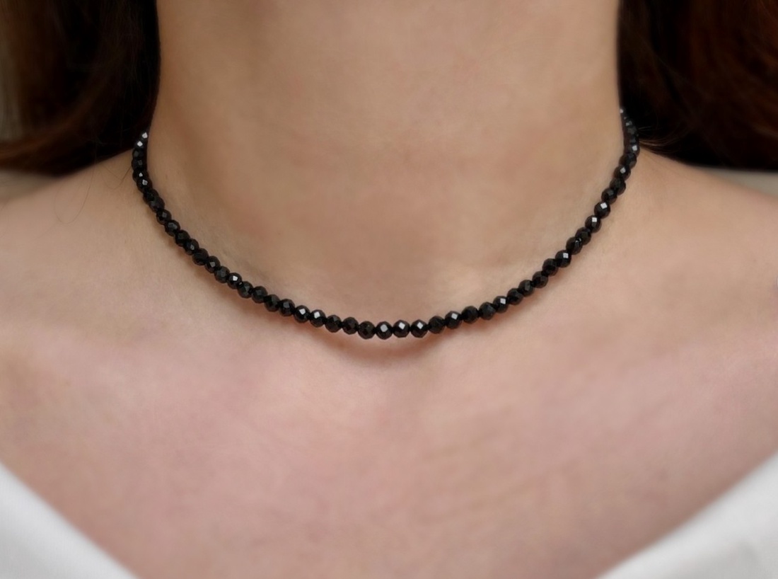 Colier minimalist la baza gatului din turmalina neagra fatetata - bijuterii - coliere - coliere cu mărgele - Artynos.ro Colier minimalist la baza gatului din turmalina neagra fatetata - bijuterii - coliere - coliere cu mărgele - Artynos.ro