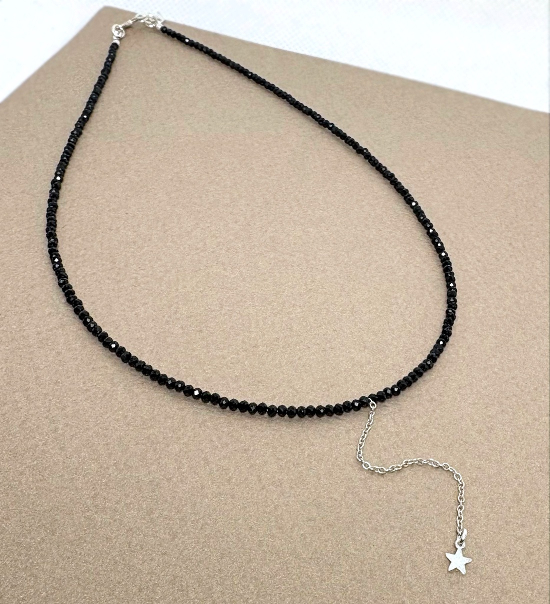 Colier minimalist din turmalina neagra fatetata si steluta - bijuterii - coliere - coliere cu mărgele - Artynos.ro Colier minimalist din turmalina neagra fatetata si steluta - bijuterii - coliere - coliere cu mărgele - Artynos.ro