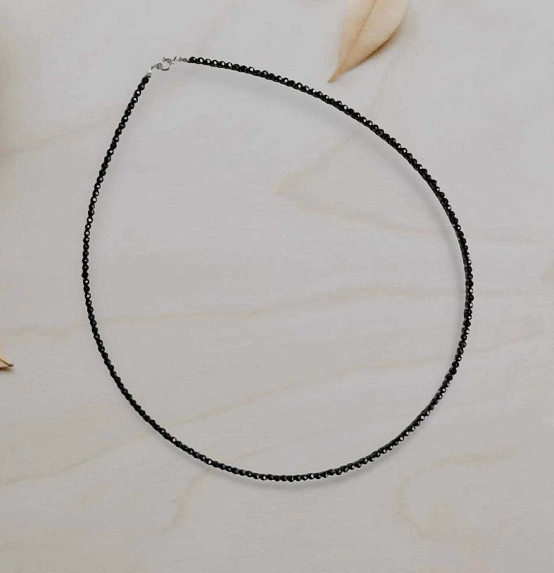 Colier minimalist din turmalina neagra fatetata - bijuterii - coliere - coliere cu mărgele - Artynos.ro Colier minimalist din turmalina neagra fatetata - bijuterii - coliere - coliere cu mărgele - Artynos.ro