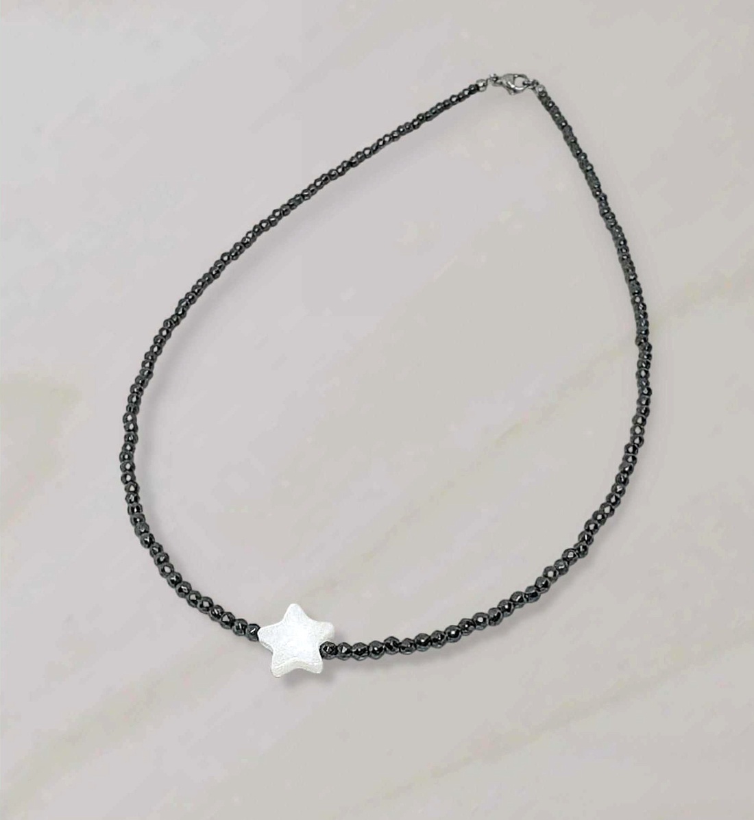 Colier hematit accesorizat cu steluta din sidef - bijuterii - coliere - coliere cu mărgele - Artynos.ro Colier hematit accesorizat cu steluta din sidef - bijuterii - coliere - coliere cu mărgele - Artynos.ro