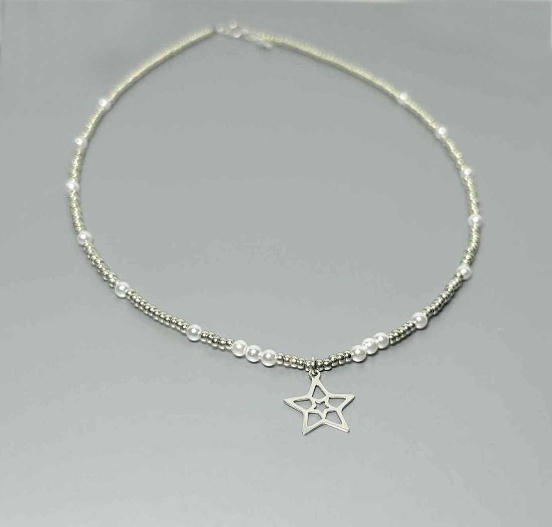 Colier minimalist din margelute japoneze, perle scoica si pandantiv steluta - bijuterii - coliere - coliere din mărgele - Artynos.ro Colier minimalist din margelute japoneze, perle scoica si pandantiv steluta - bijuterii - coliere - coliere din mărgele - Artynos.ro