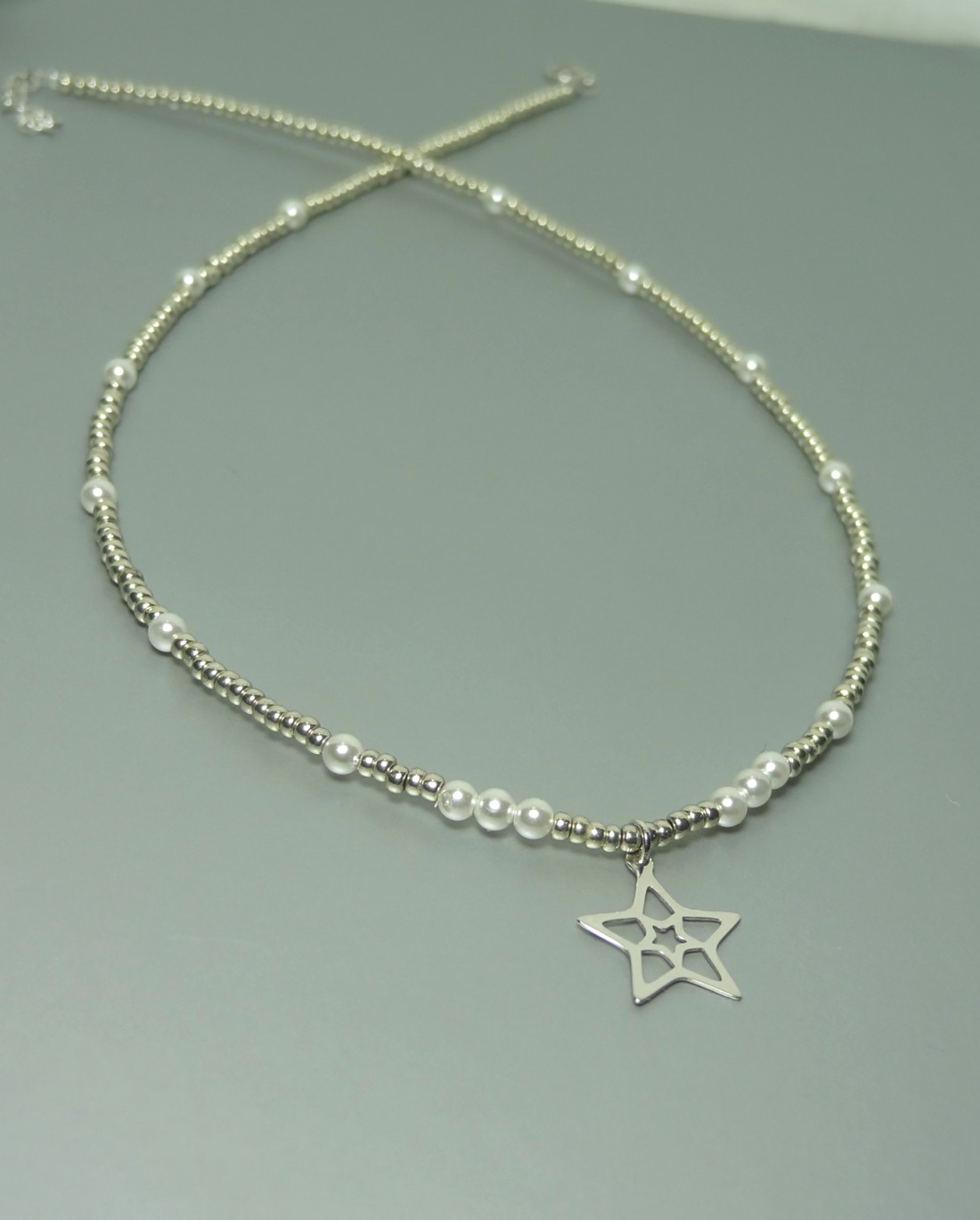 Colier minimalist din margelute japoneze, perle scoica si pandantiv steluta - bijuterii - coliere - coliere din mărgele - Artynos.ro Colier minimalist din margelute japoneze, perle scoica si pandantiv steluta - bijuterii - coliere - coliere din mărgele - Artynos.ro