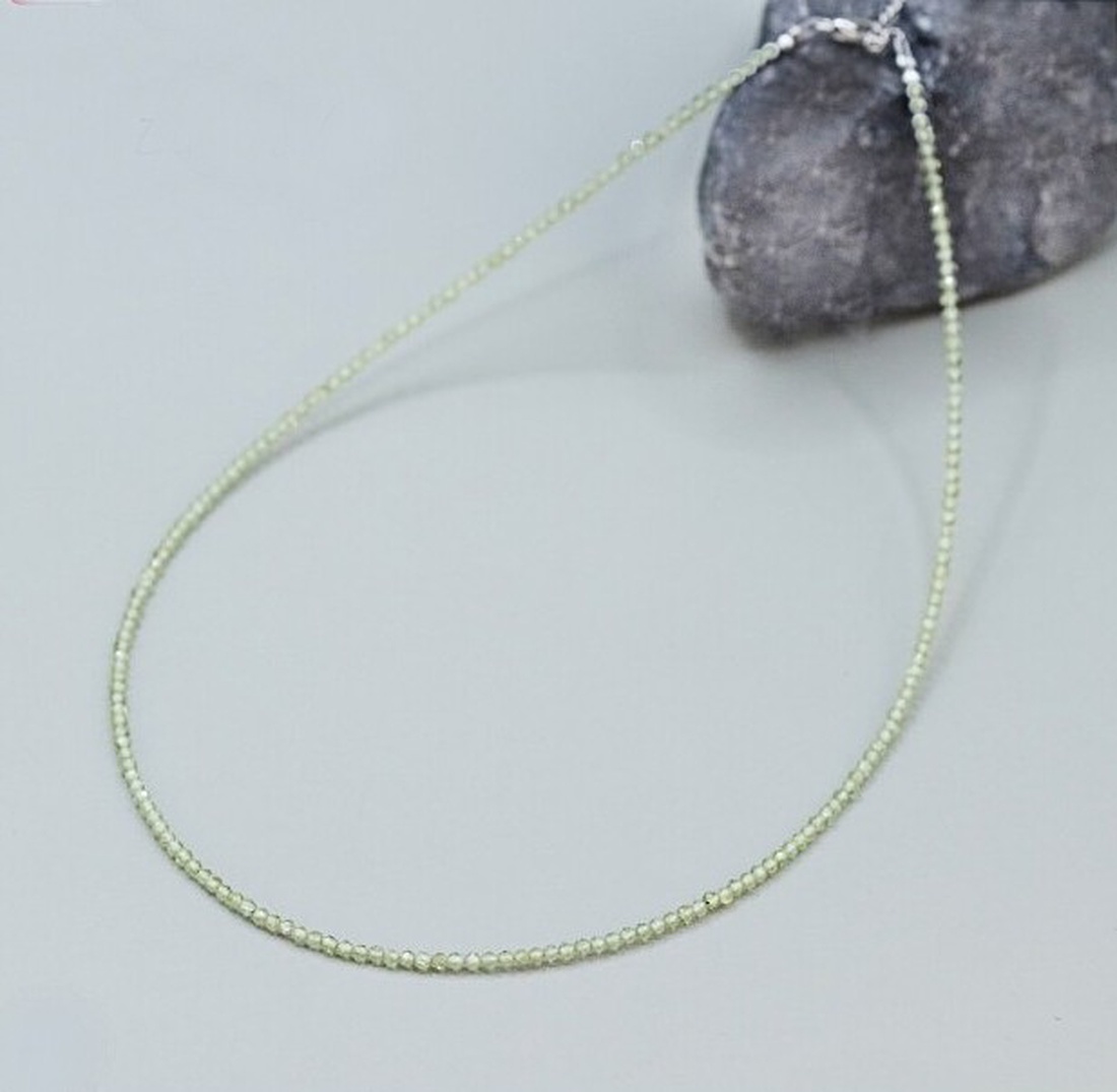 Colier minimalist din peridot - zodia Leu - bijuterii - coliere - coliere din mărgele - Artynos.ro Colier minimalist din peridot - zodia Leu - bijuterii - coliere - coliere din mărgele - Artynos.ro