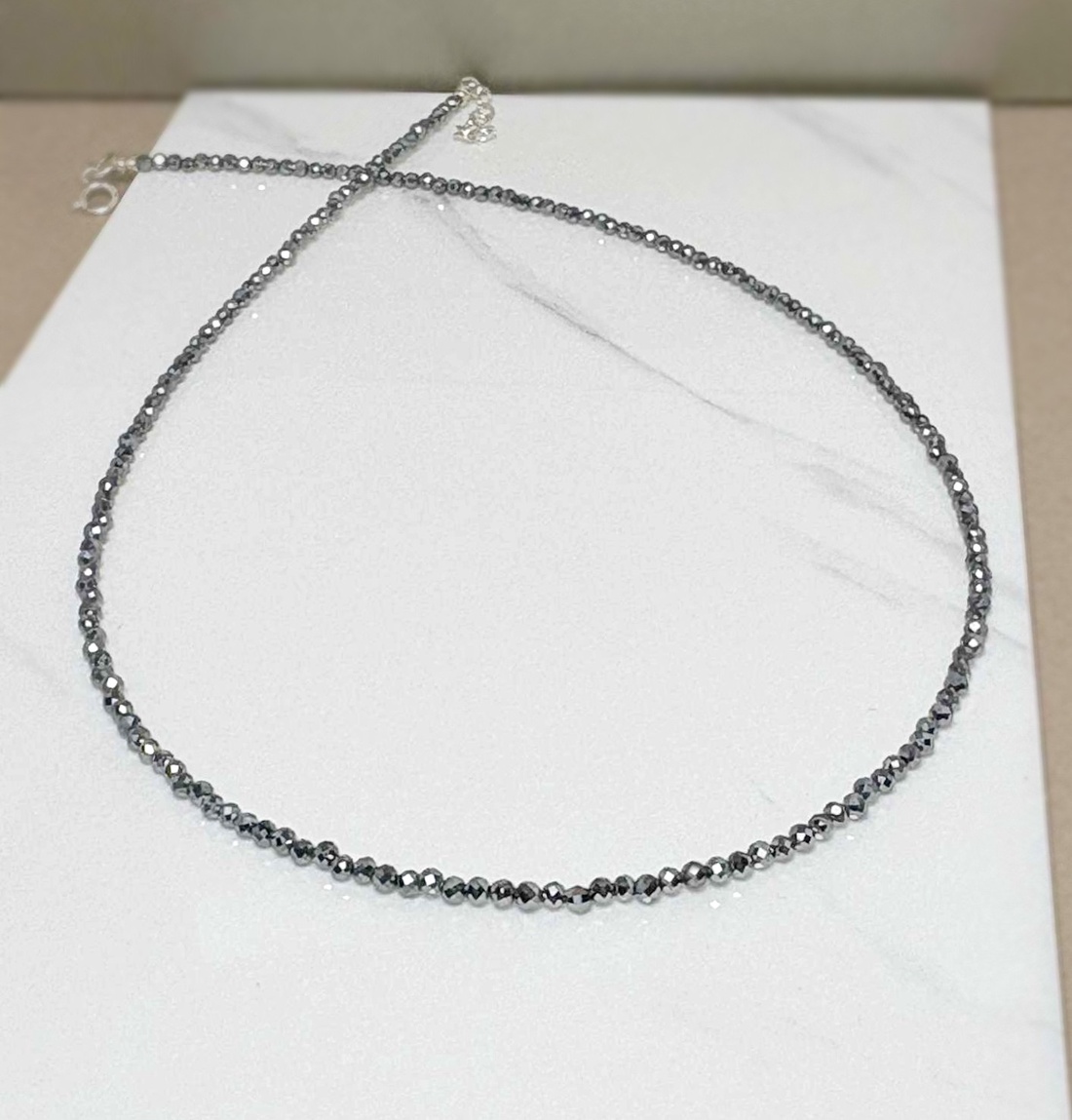 Colier minimalist din terahertz - bijuterii - coliere - coliere din mărgele - Artynos.ro