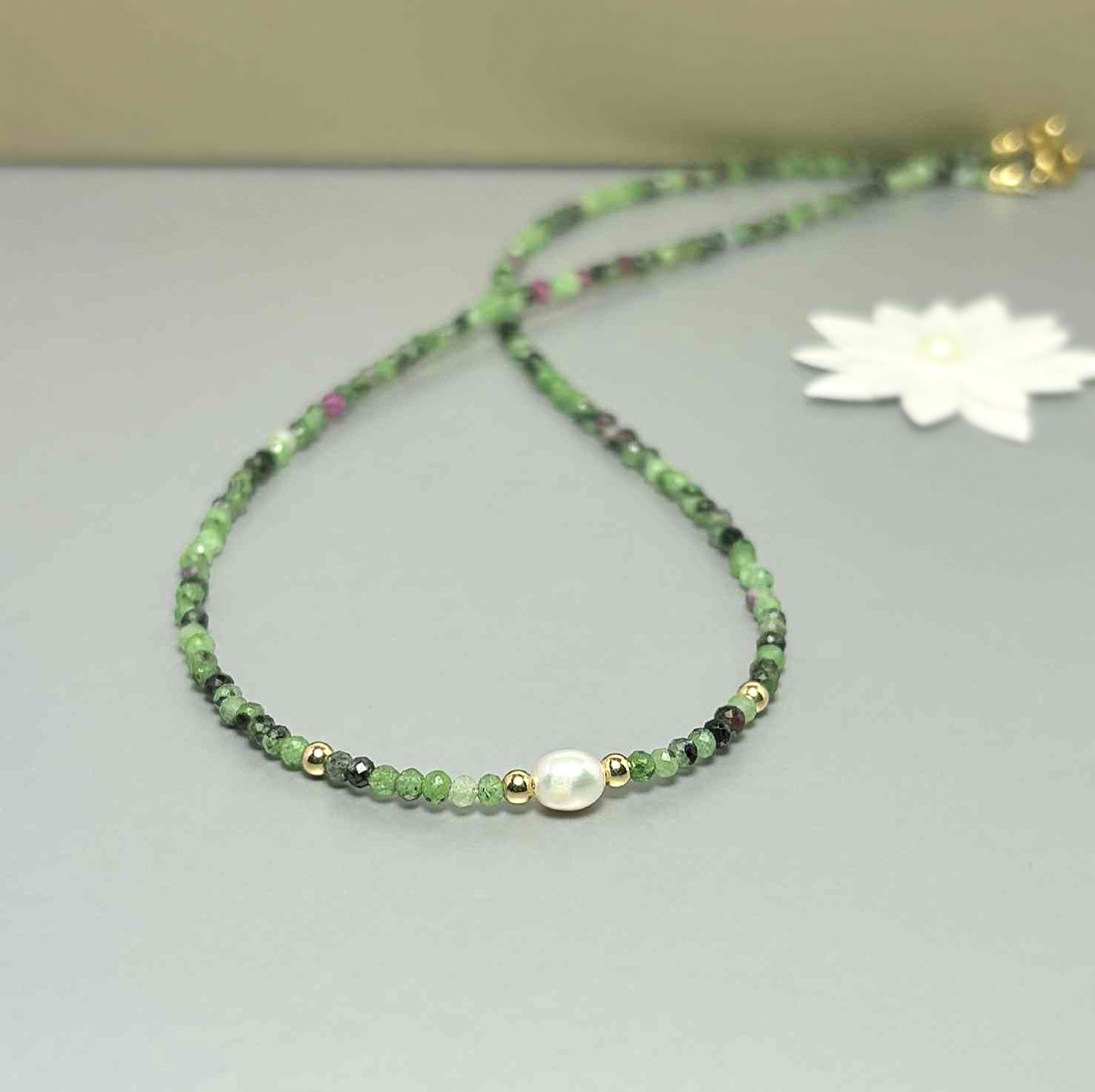 Colier minimalist rubin in zoisit, perla cultura si aur filat 14K - bijuterii - coliere - coliere din mărgele - Artynos.ro