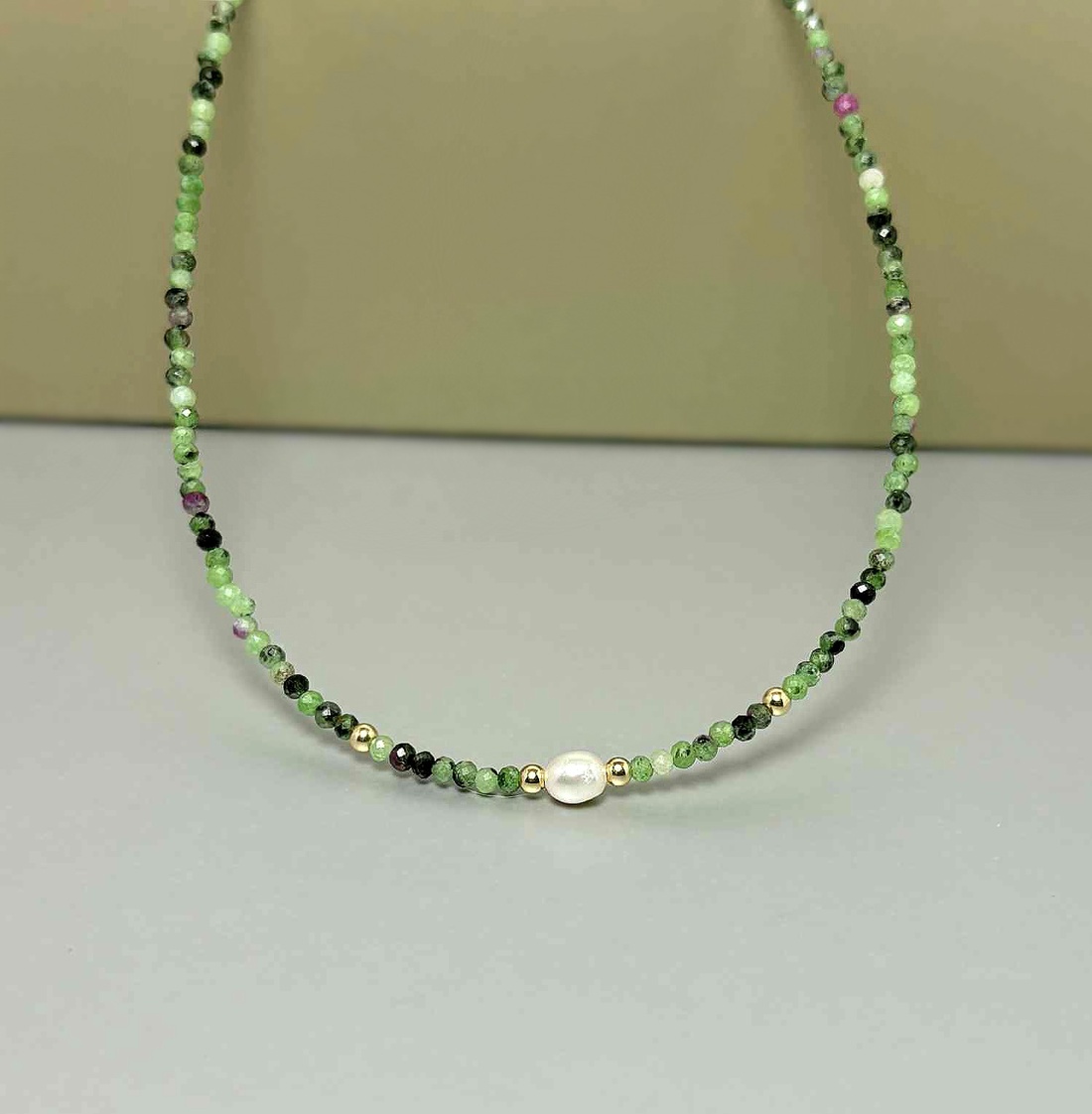 Colier minimalist rubin in zoisit, perla cultura si aur filat 14K - bijuterii - coliere - coliere din mărgele - Artynos.ro