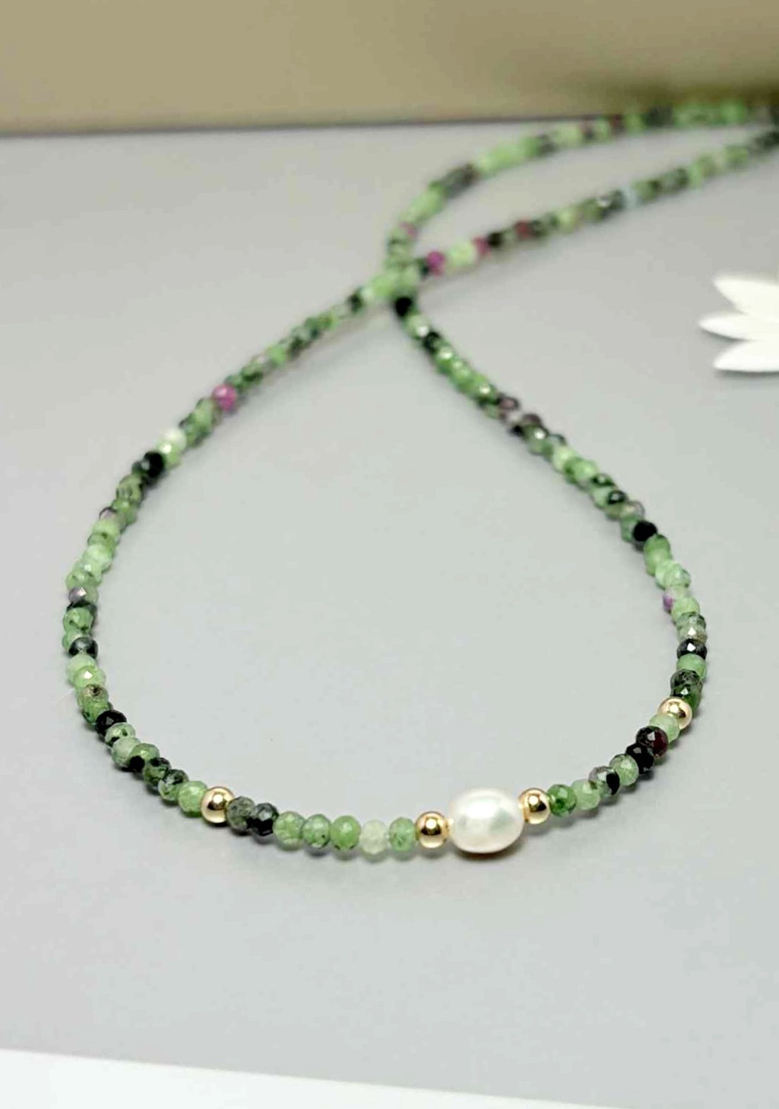 Colier minimalist rubin in zoisit, perla cultura si aur filat 14K - bijuterii - coliere - coliere din mărgele - Artynos.ro