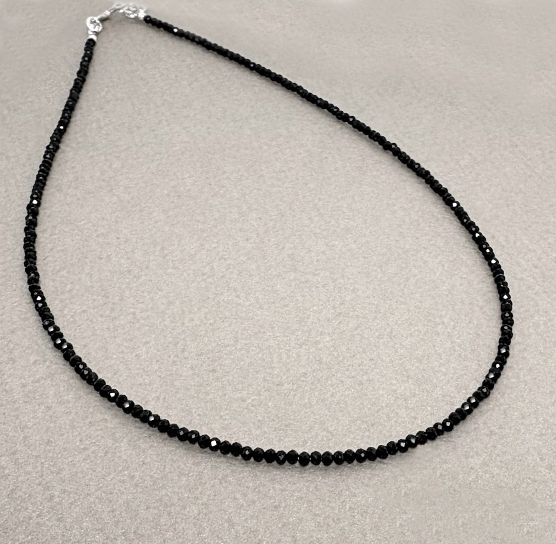 Colier minimalist din turmalina neagra fatetata - bijuterii - coliere - coliere din mărgele - Artynos.ro