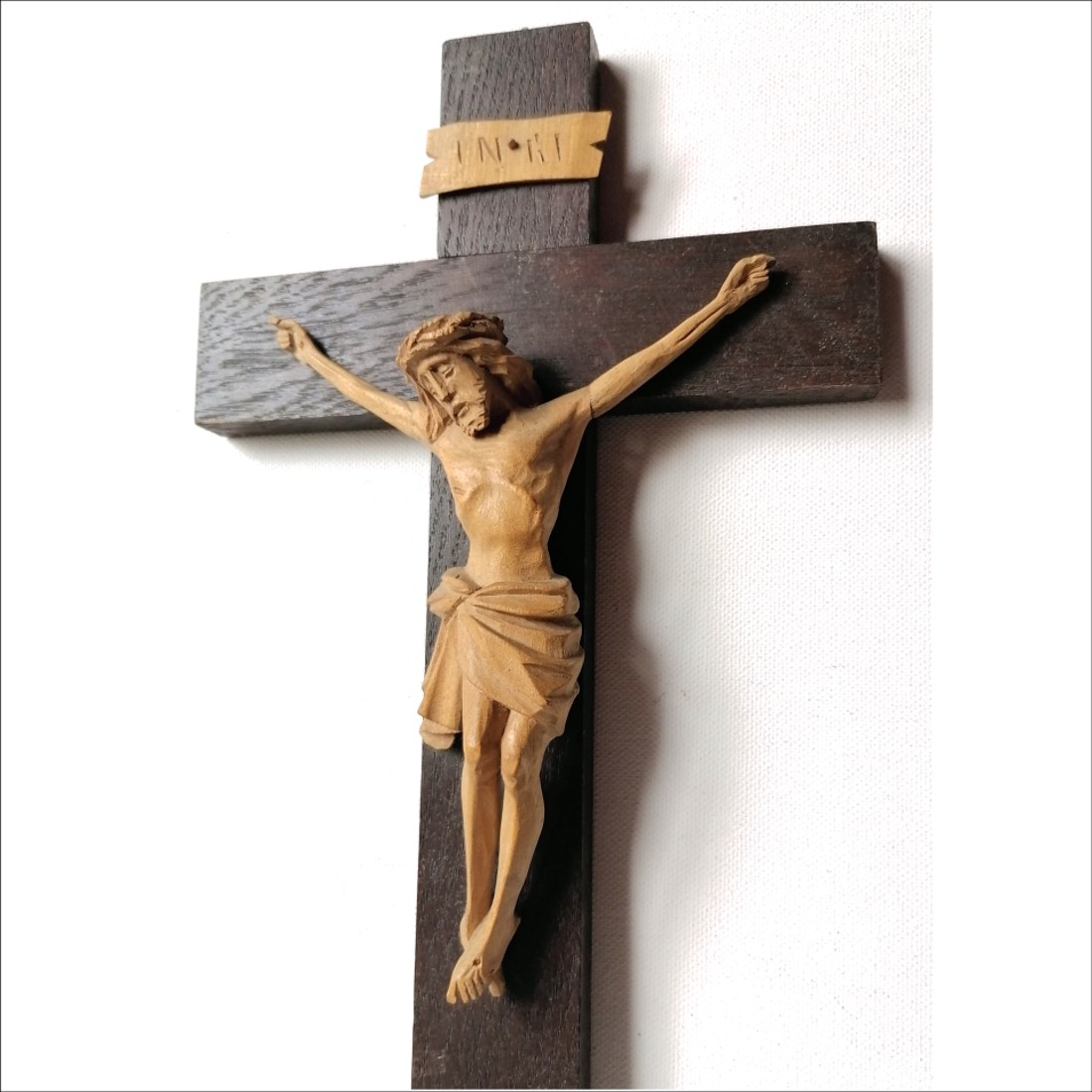 Frumos crucifix sculptat manual al lui Iisus - casă & stil de viață - accesorii religioase - cruce - Artynos.ro