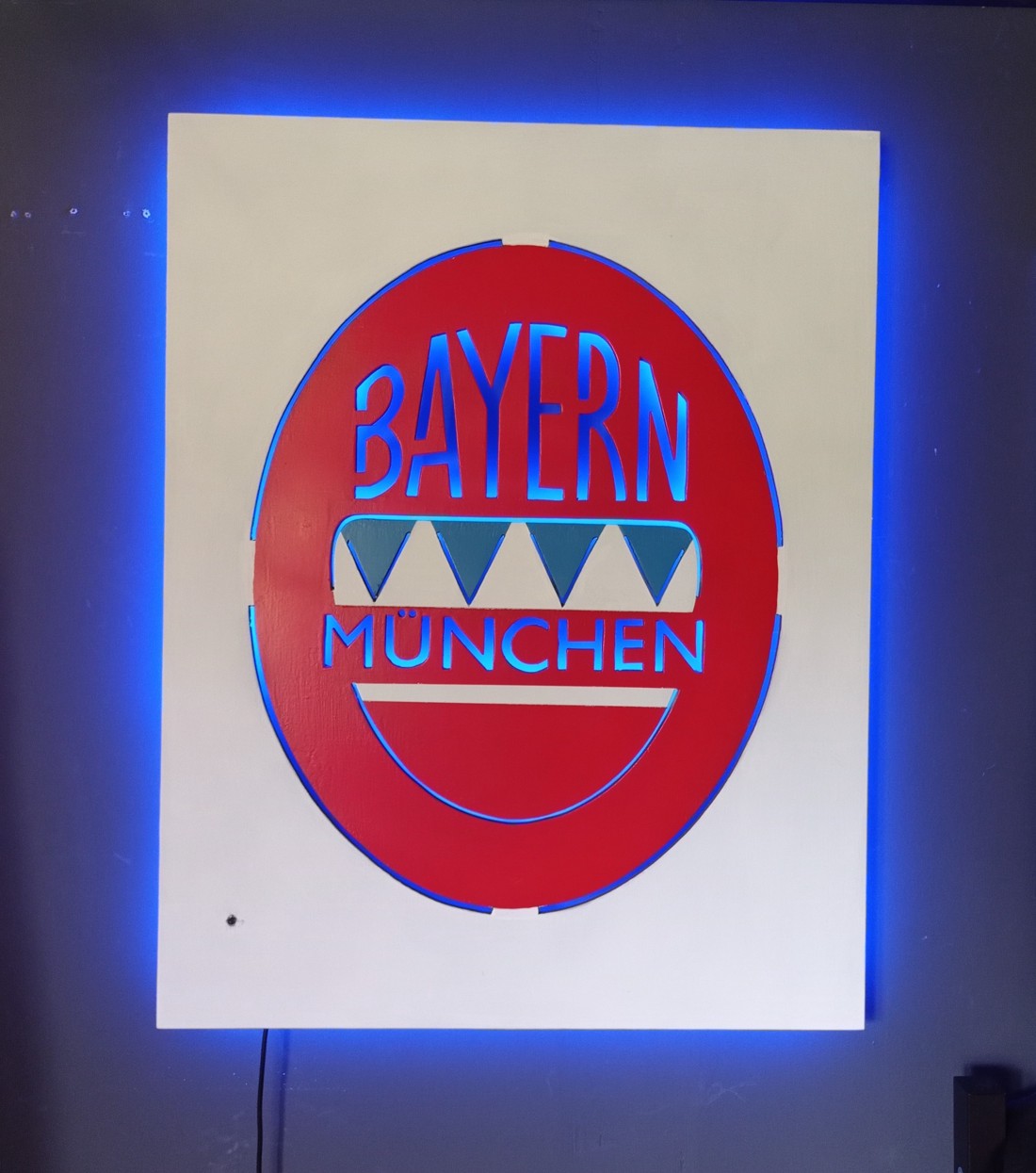 Logo-ul Bayern München - autocolant de perete cu iluminare de fundal cu LED. - - Artynos.ro Logo-ul Bayern München - autocolant de perete cu iluminare de fundal cu LED. - - Artynos.ro