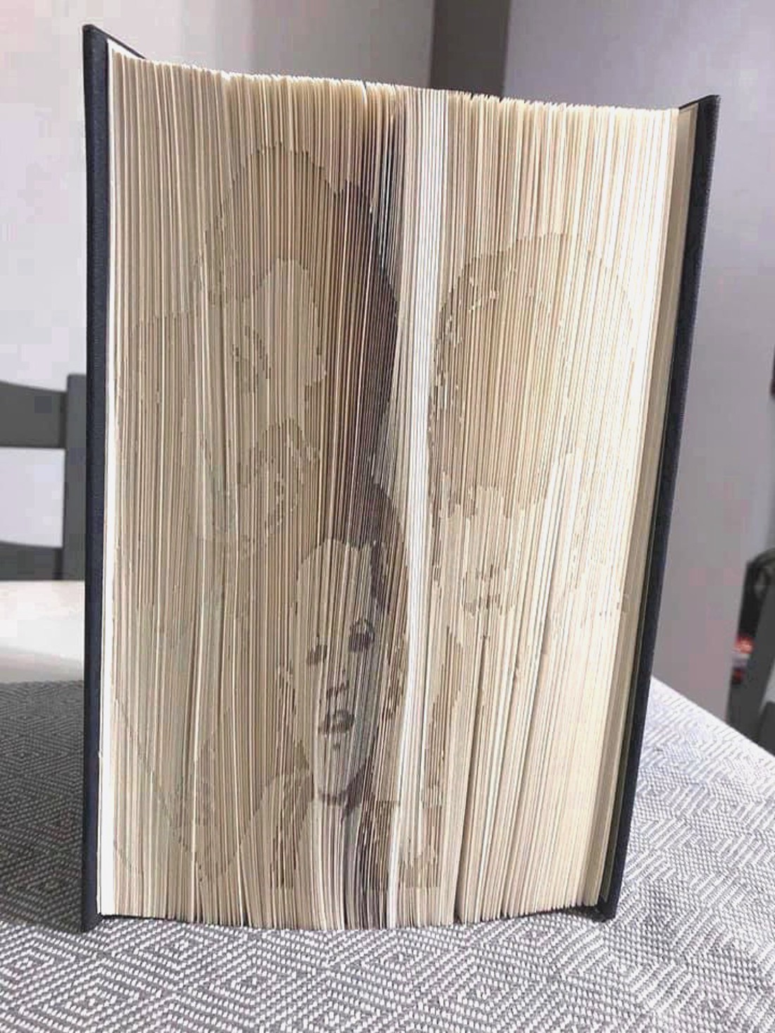 Sculptură de carte portret cu 3 fețe bazată pe o fotografie unică - casă & stil de viață - accesorii pentru decorat casa - decorațiuni de masă și decorațiuni pentru rafturi  - sculptură de carte, carte pliată - Artynos.ro