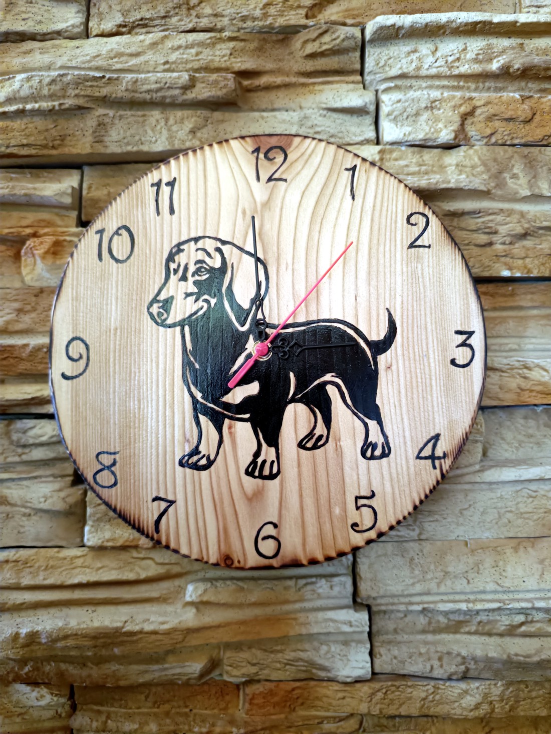 Ceas de perete mare din lemn cu câine dachshund -  - Artynos.ro