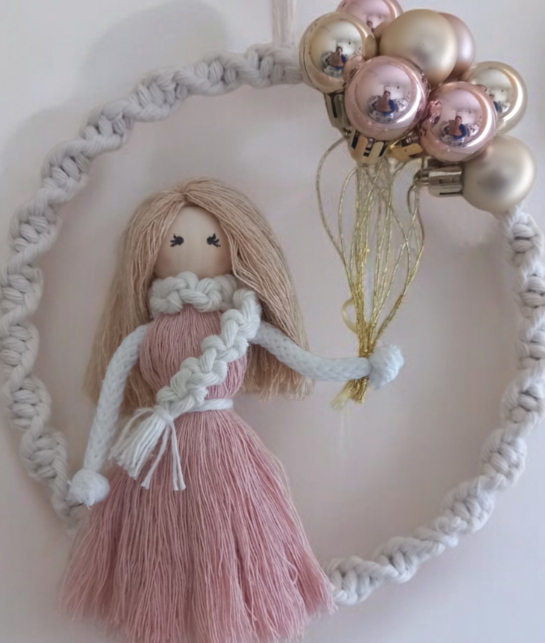 Decorare ușă de iarnă, păpușă macramé cu bile - - Artynos.ro Decorare ușă de iarnă, păpușă macramé cu bile - - Artynos.ro