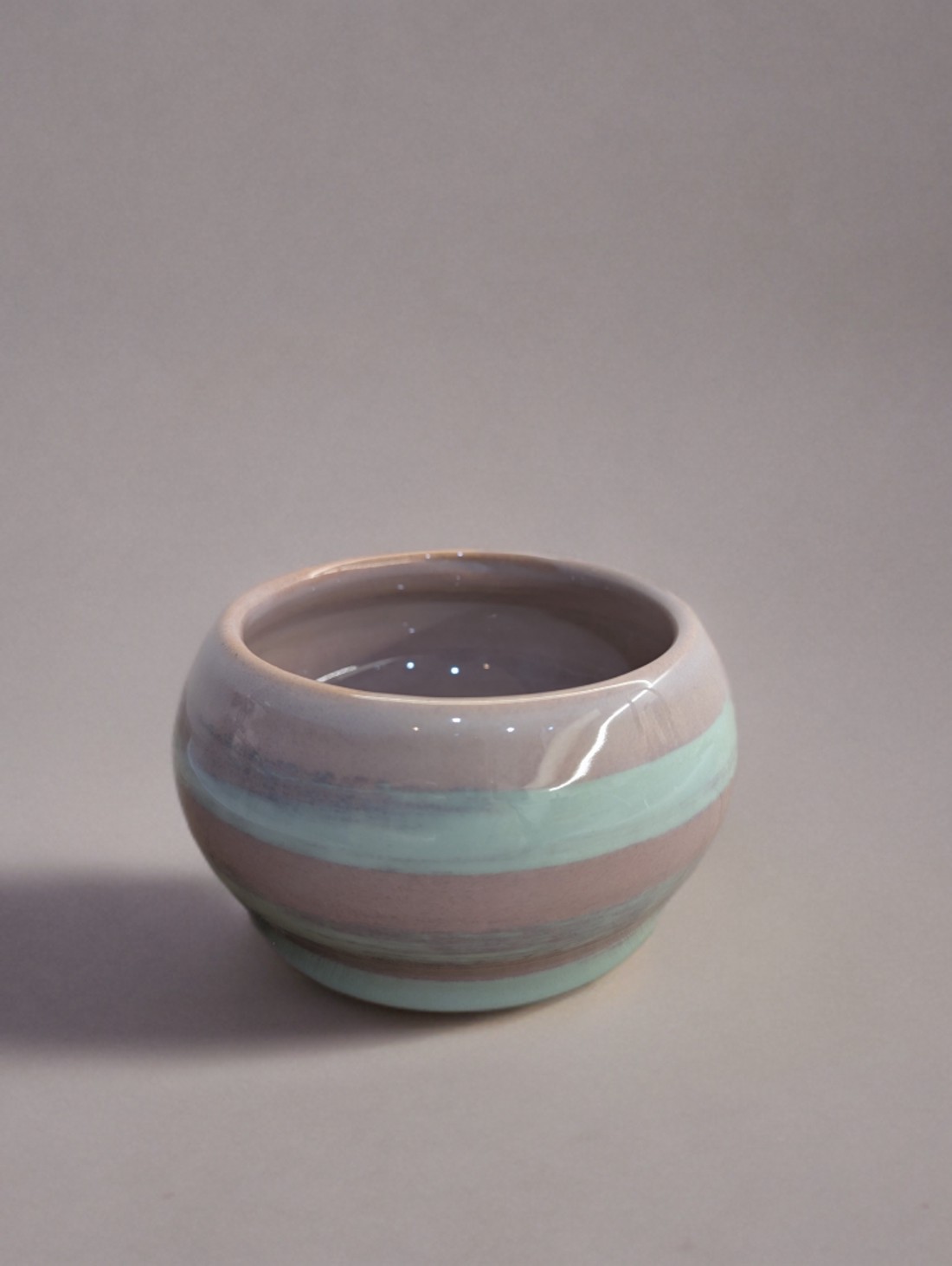 Ghiveci de flori din ceramică cu dungi - - Artynos.ro Ghiveci de flori din ceramică cu dungi - - Artynos.ro