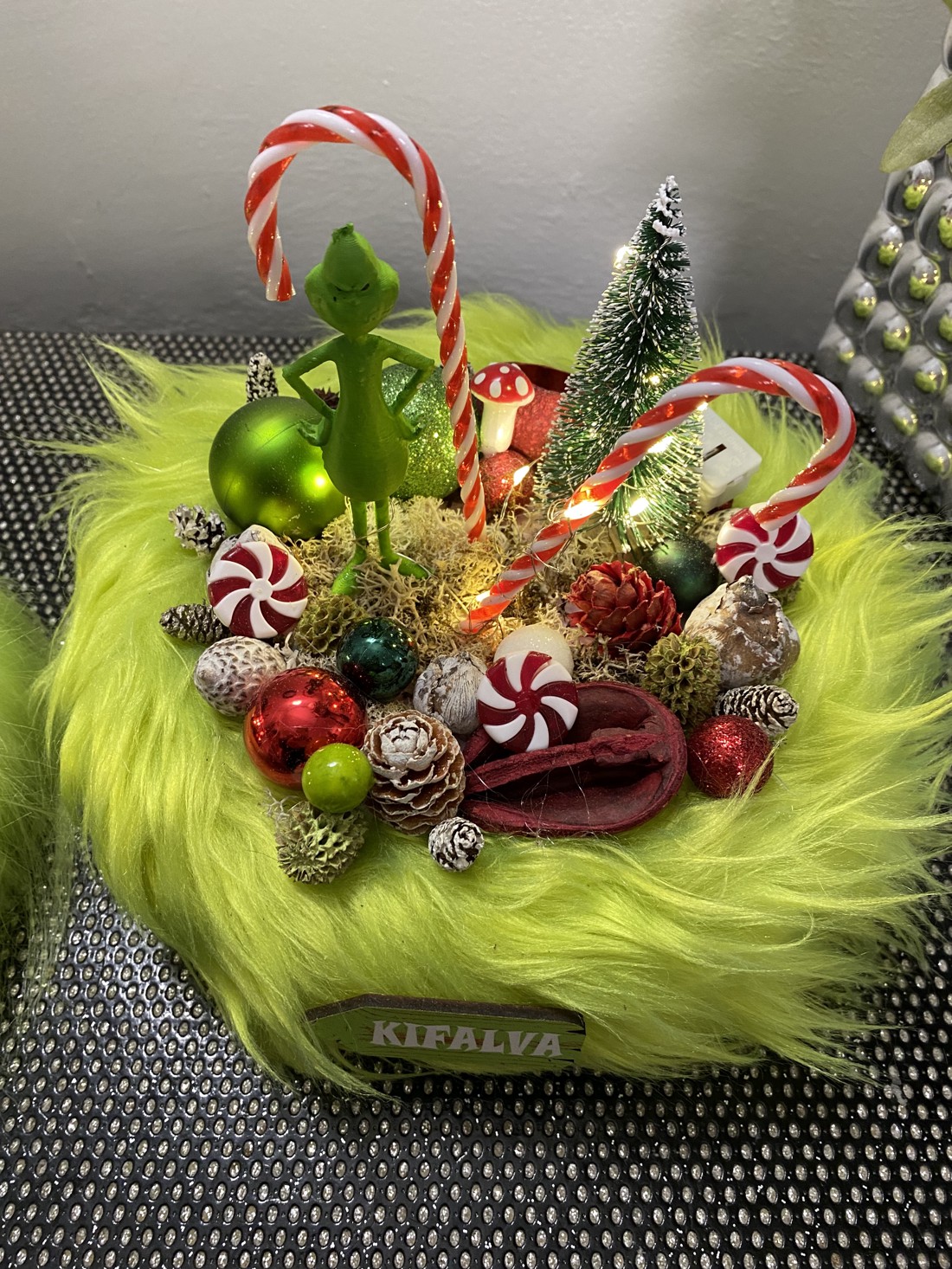 Masa de Crăciun Grinch dis - - Artynos.ro Masa de Crăciun Grinch dis - - Artynos.ro