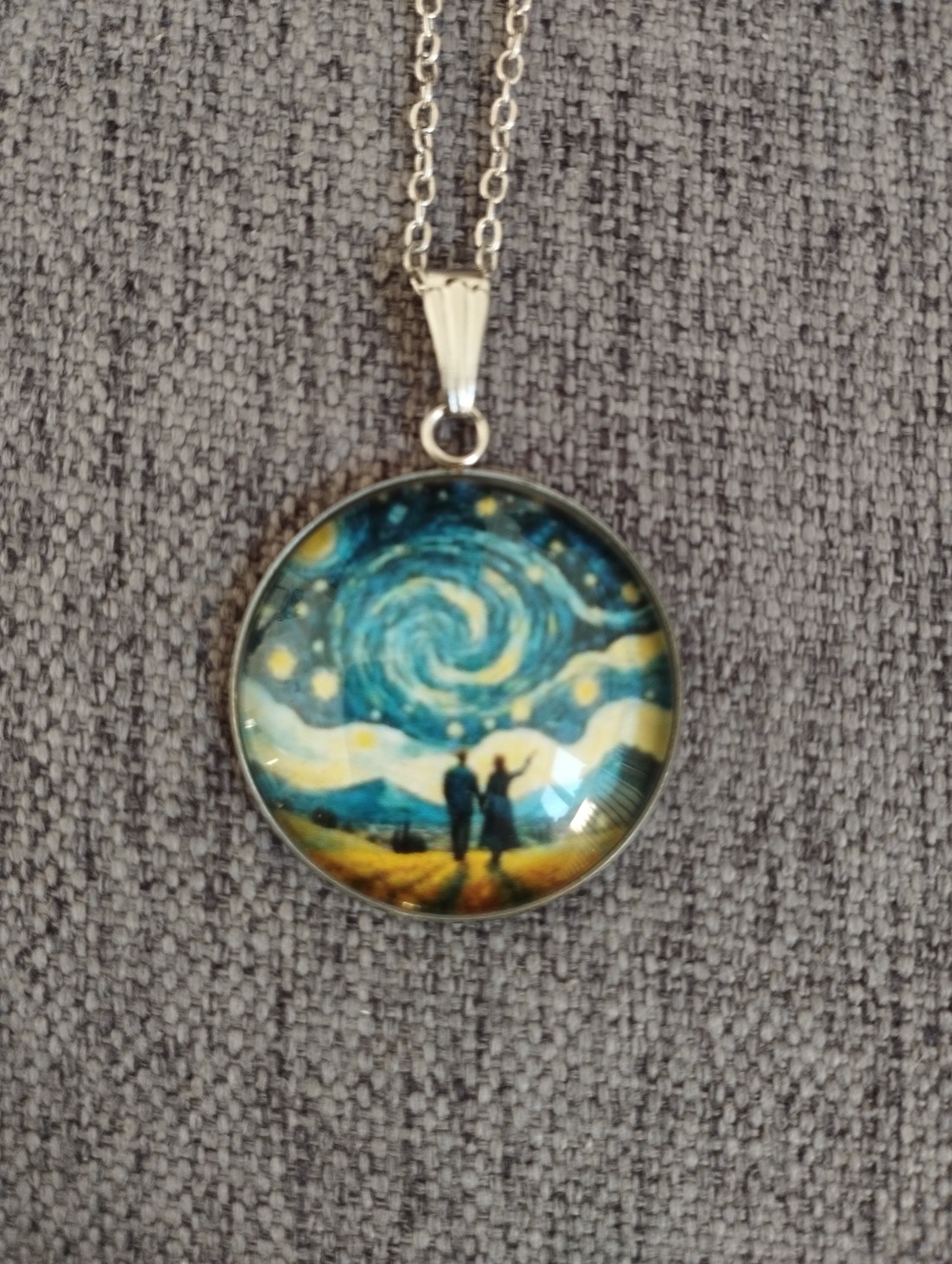 Colier din oțel medical cu lentile din sticlă și motiv Van Gogh - - Artynos.ro Colier din oțel medical cu lentile din sticlă și motiv Van Gogh - - Artynos.ro