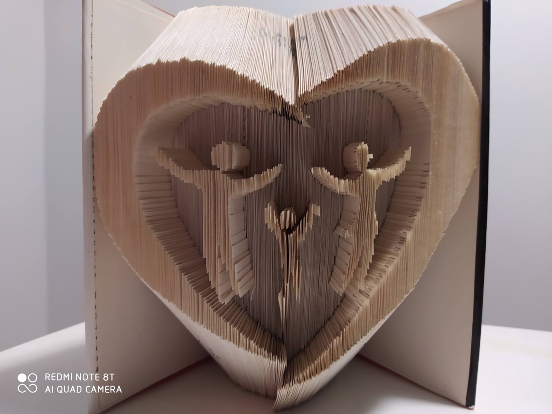 Family at heart carte sculptură - casă & stil de viață - accesorii pentru decorat casa - decorațiuni de masă și decorațiuni pentru rafturi  - sculptură de carte, carte pliată - Artynos.ro