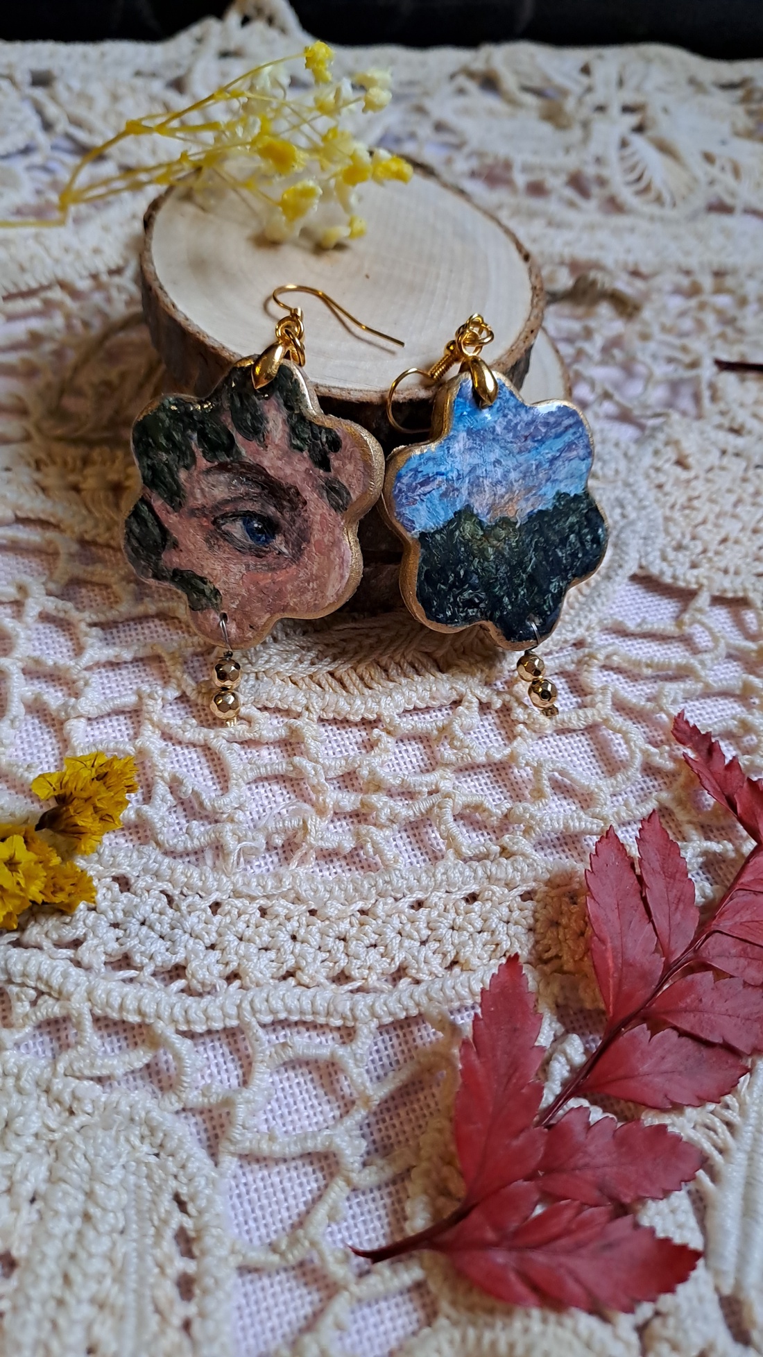 Cercei pictați manual - bijuterii - cercei lungi - Artynos.ro Cercei pictați manual - bijuterii - cercei lungi - Artynos.ro