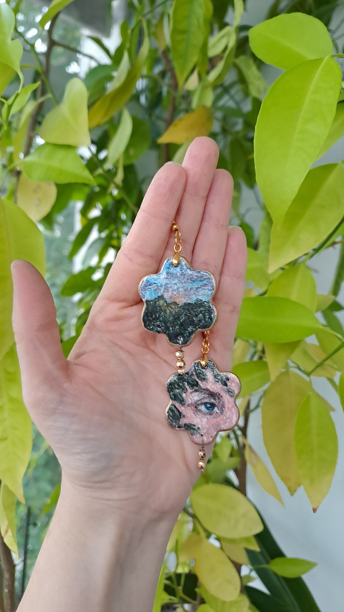 Cercei pictați manual - bijuterii - cercei lungi - Artynos.ro Cercei pictați manual - bijuterii - cercei lungi - Artynos.ro