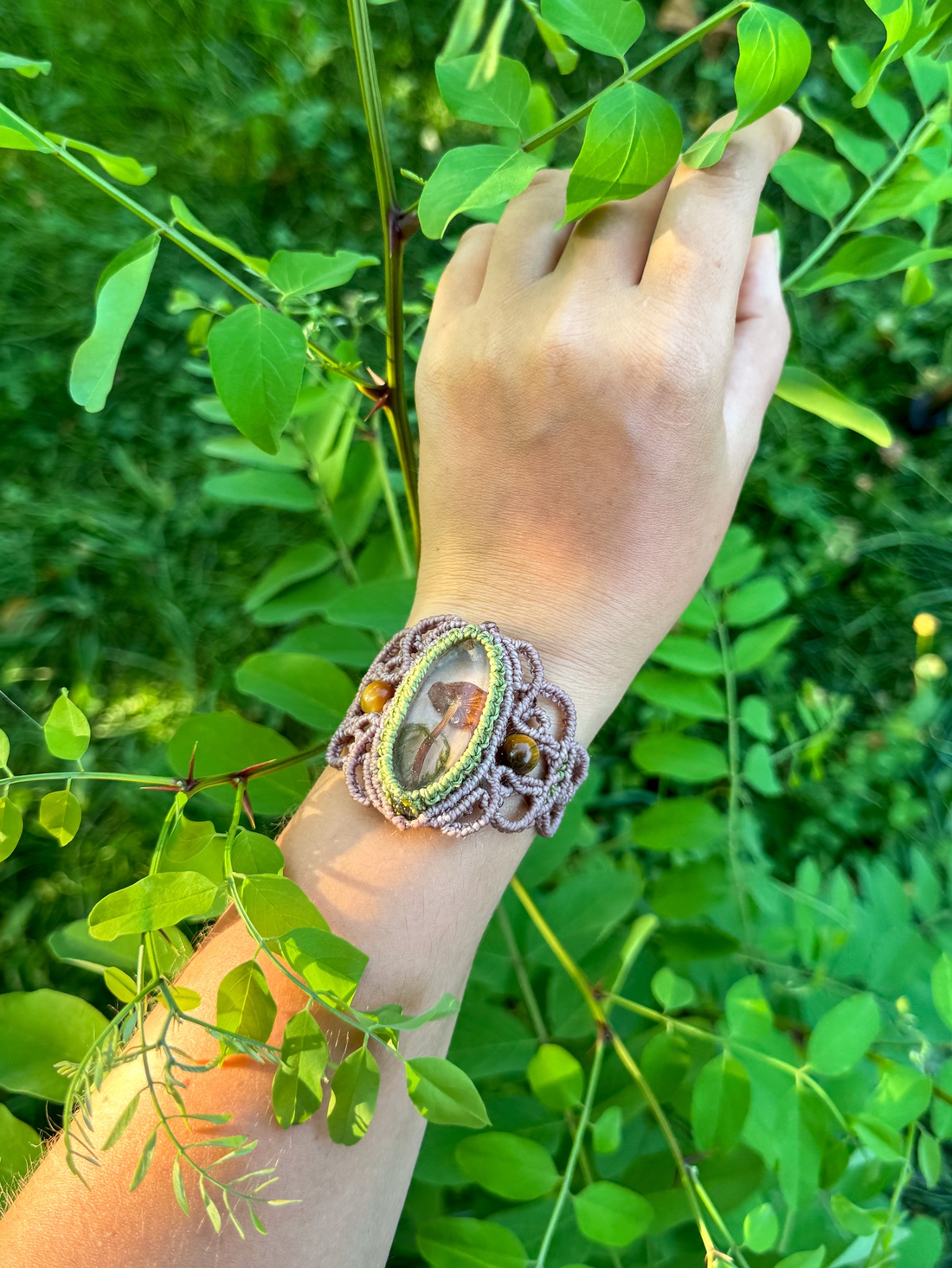 Brățară micromacrame boho cu cabochon din rășină epoxidică- �Deep forest - bijuterii - brățări - brățări din pietre semiprețioase - Artynos.ro