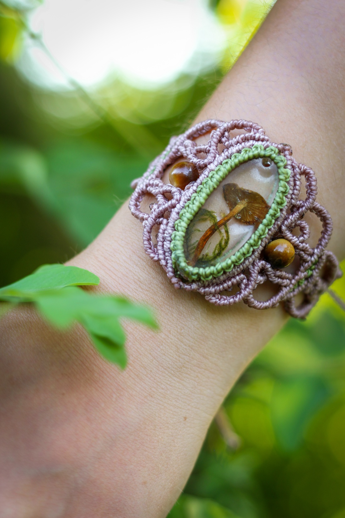 Brățară micromacrame boho cu cabochon din rășină epoxidică- �Deep forest - bijuterii - brățări - brățări din pietre semiprețioase - Artynos.ro